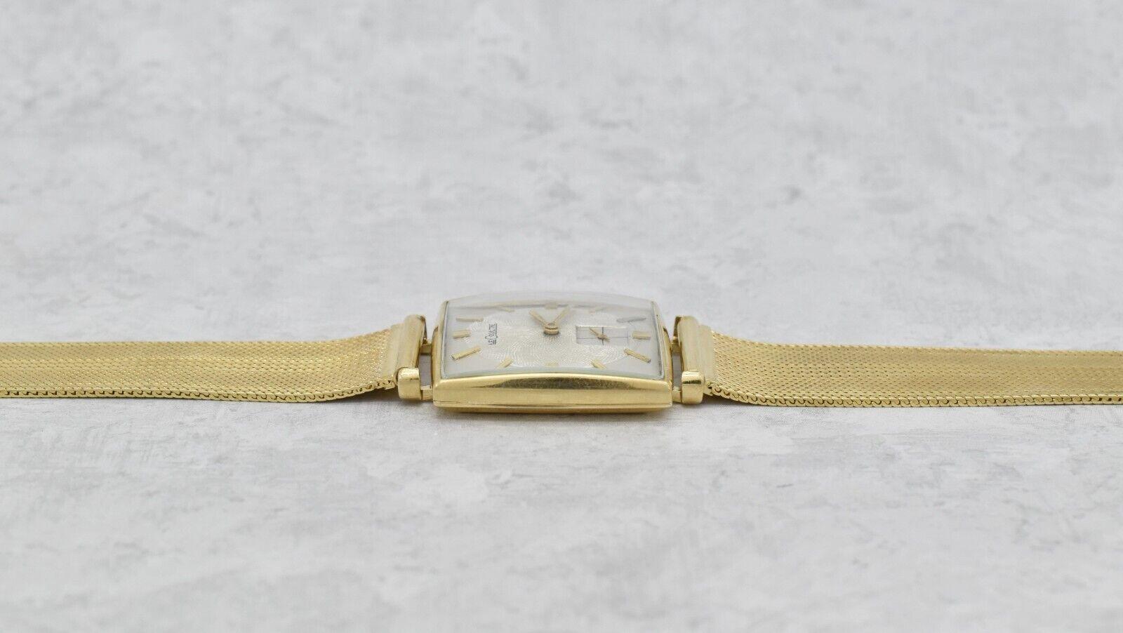 Vintage LeCoultre Ref. 635-691 Reloj cuadrado de oro macizo de 14 quilates 28 x 28 mm en venta 3
