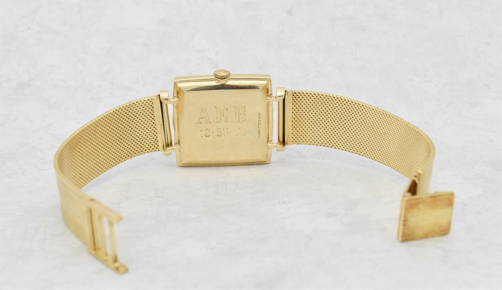 Vintage LeCoultre Ref. 635-691 Reloj cuadrado de oro macizo de 14 quilates 28 x 28 mm en venta 4