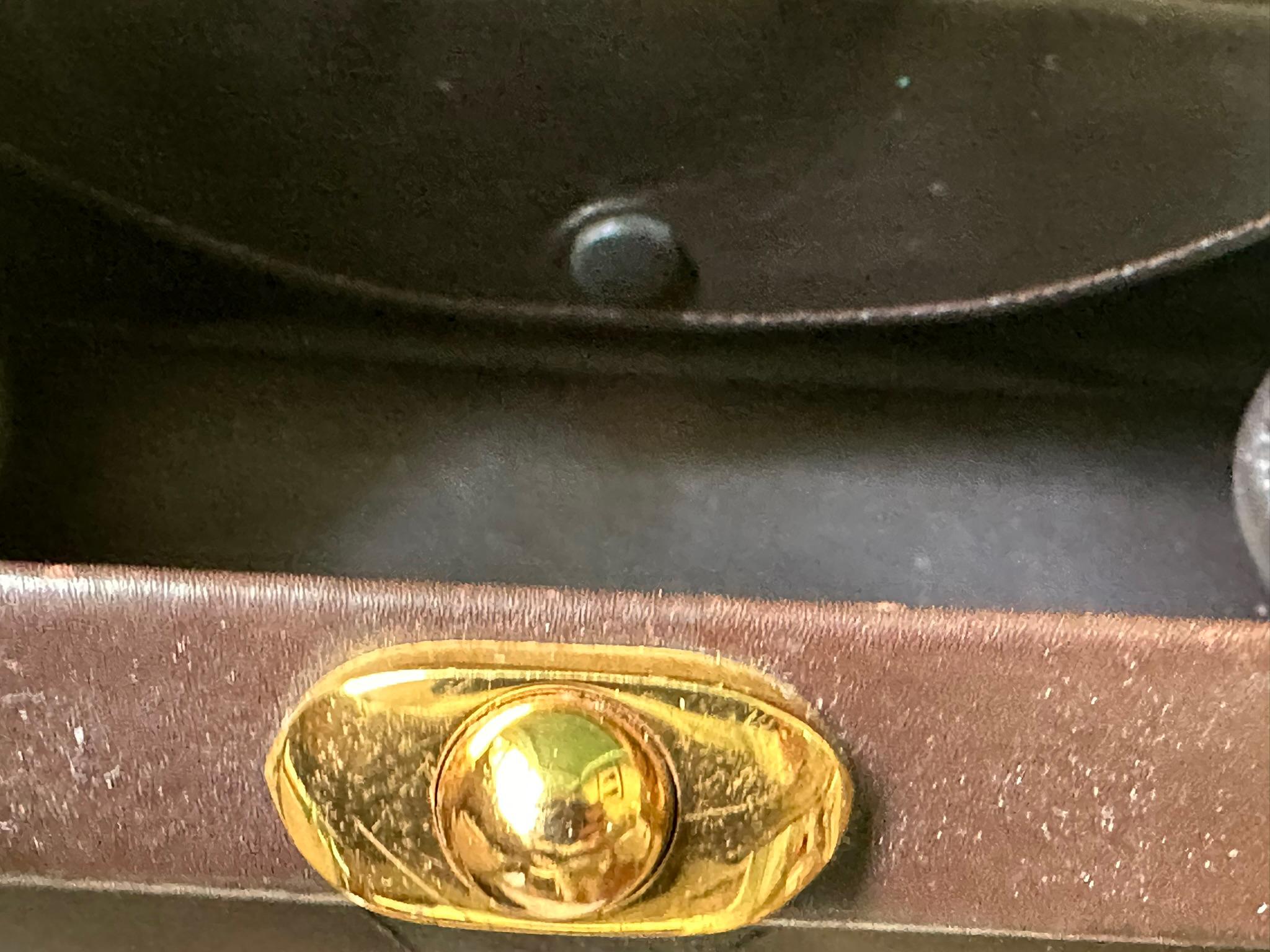 Bolso Vintage Lederer de Cuero Marrón Estructurado con Reloj y Herrajes Dorados 7