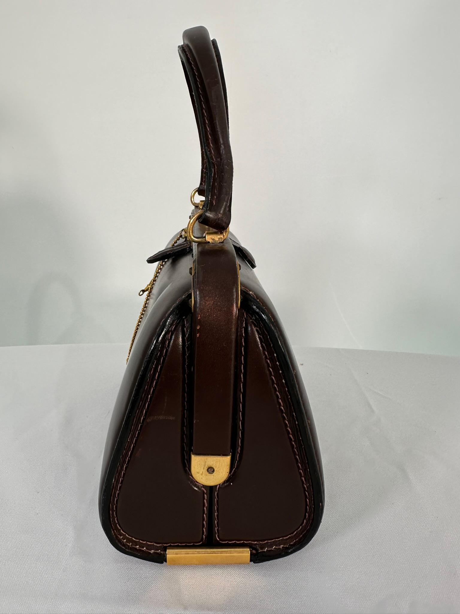Bolso Vintage Lederer de Cuero Marrón Estructurado con Reloj y Herrajes Dorados en Bueno Estado en West Palm Beach, FL