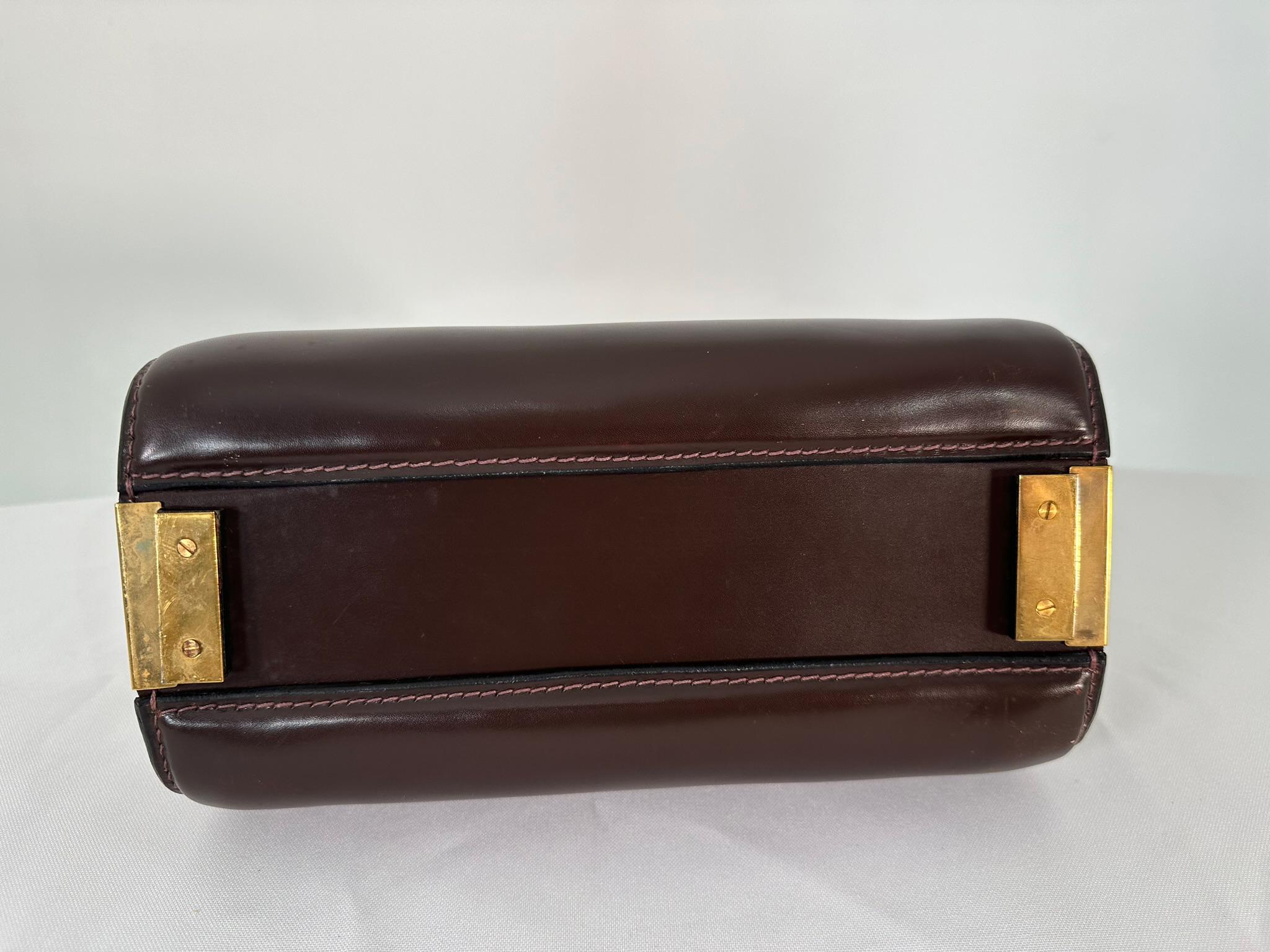 Bolso Vintage Lederer de Cuero Marrón Estructurado con Reloj y Herrajes Dorados 1