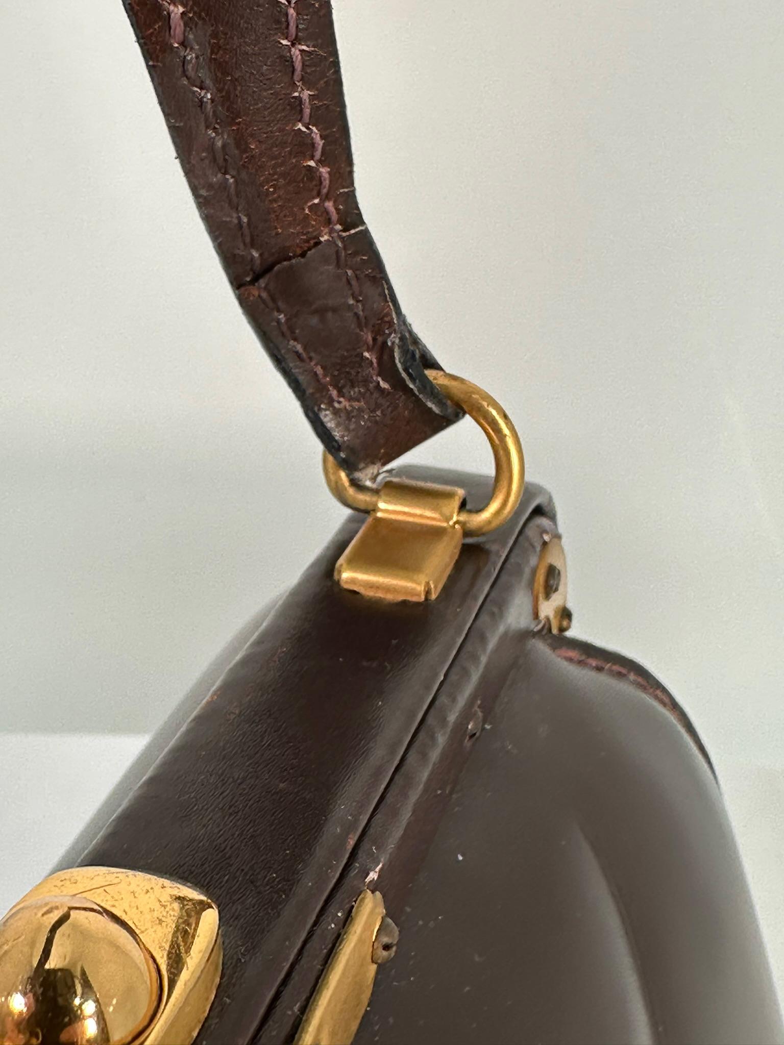 Bolso Vintage Lederer de Cuero Marrón Estructurado con Reloj y Herrajes Dorados 3