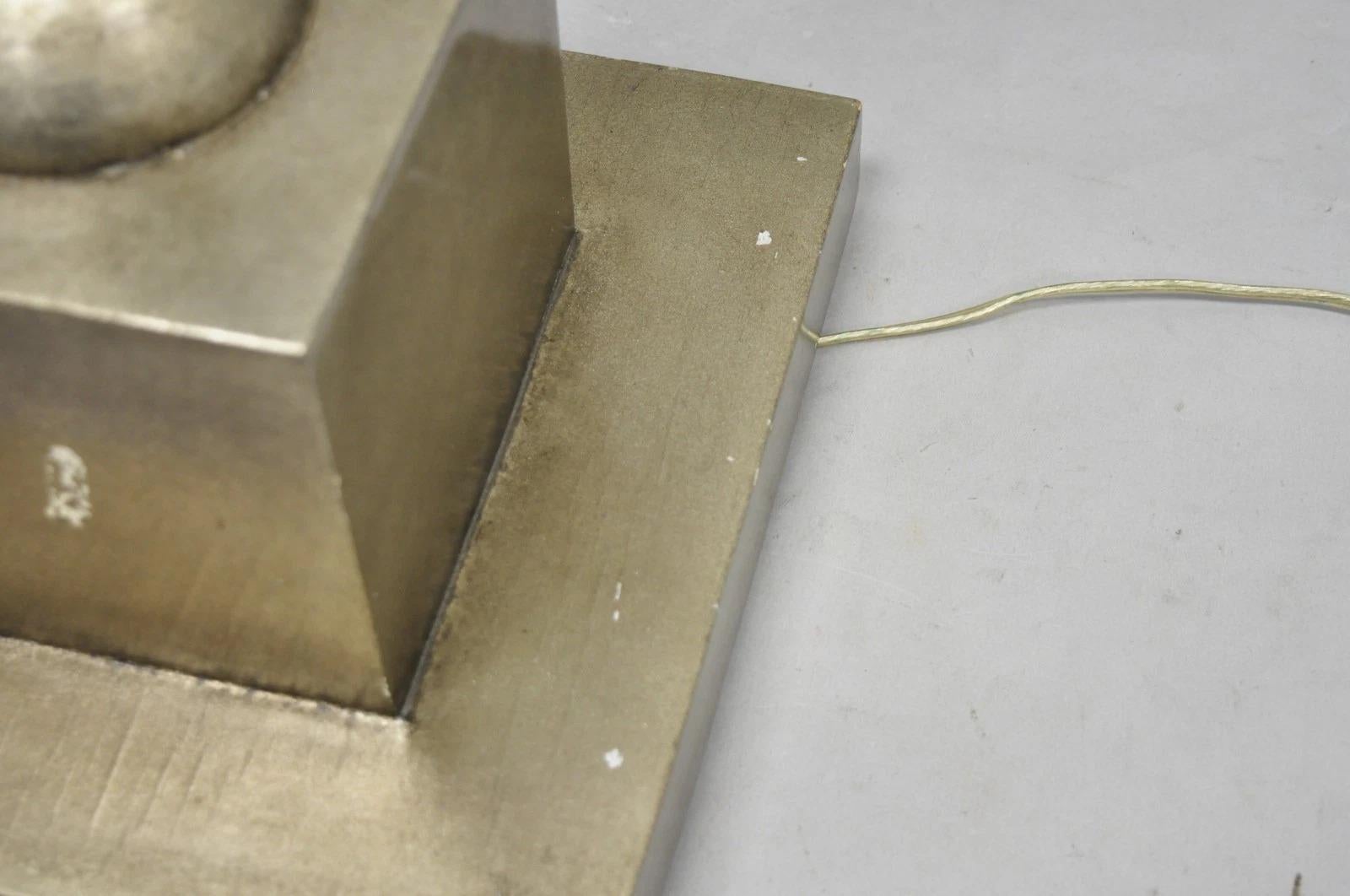 Vintage Leeazanne Lámpara de Pie Rascacielos Cónica de Metal Estilo Art Decó Postmoderno en venta 6