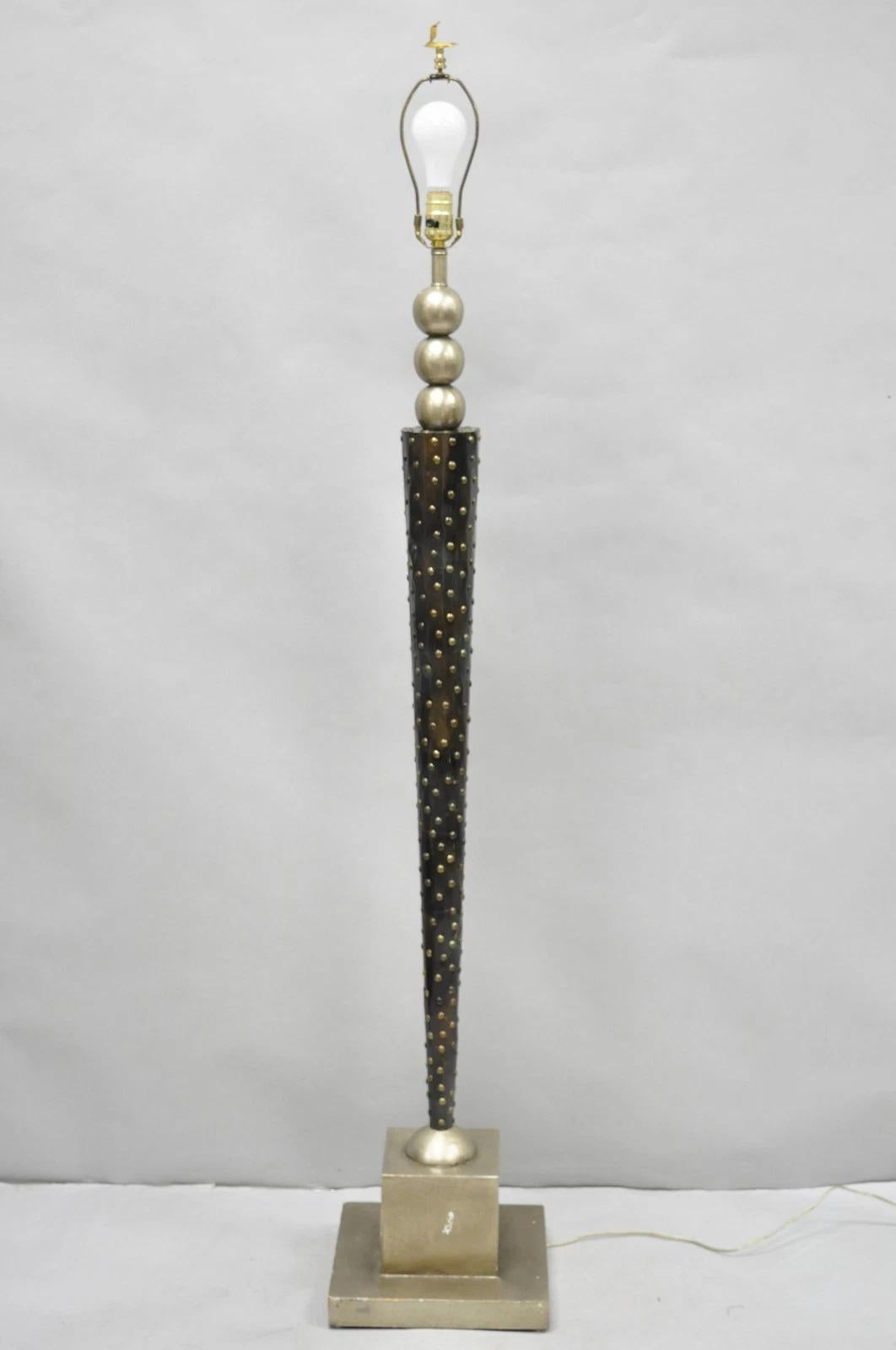 Vintage Leeazanne Lámpara de Pie Rascacielos Cónica de Metal Estilo Art Decó Postmoderno en venta 11