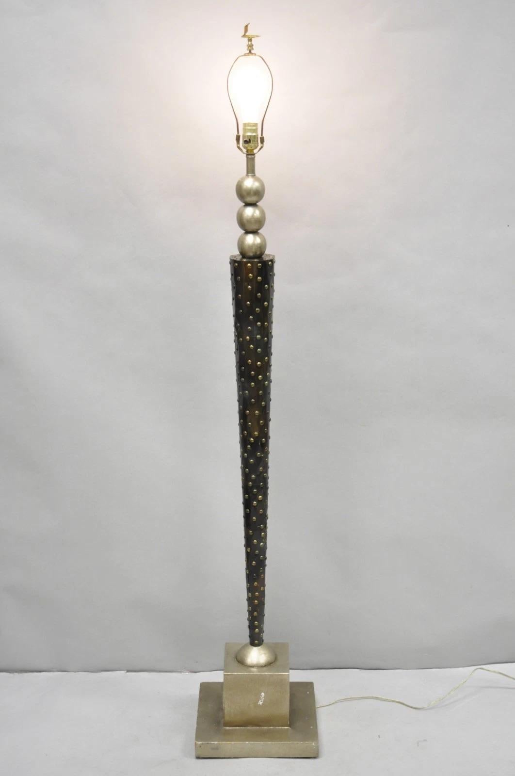 Envíanos un mensaje con tu código postal para solicitar un presupuesto de envío nacional más razonable.

Leeazanne Vintage Lámpara de Pie Rascacielos Cónica de Metal Estilo Art Decó Postmoderno con Base de Madera. Finales del siglo XX. Medidas: 54