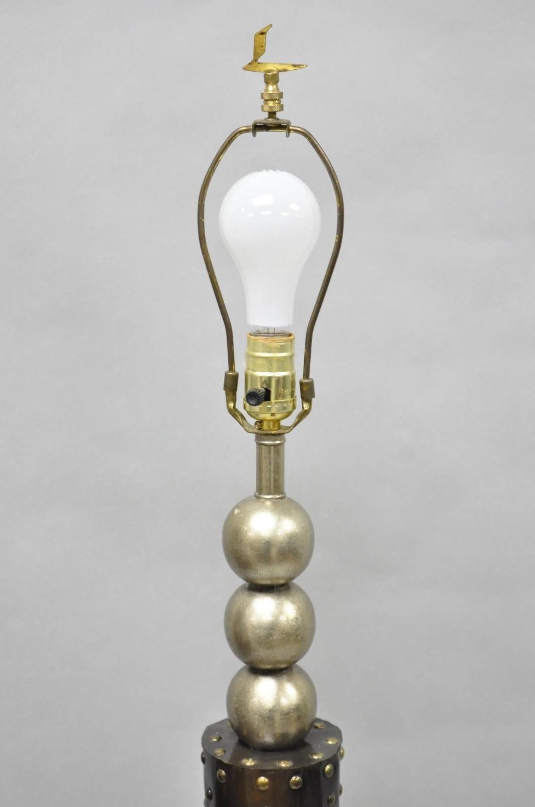 Vintage Leeazanne Lámpara de Pie Rascacielos Cónica de Metal Estilo Art Decó Postmoderno en Bueno estado para la venta en Philadelphia, PA