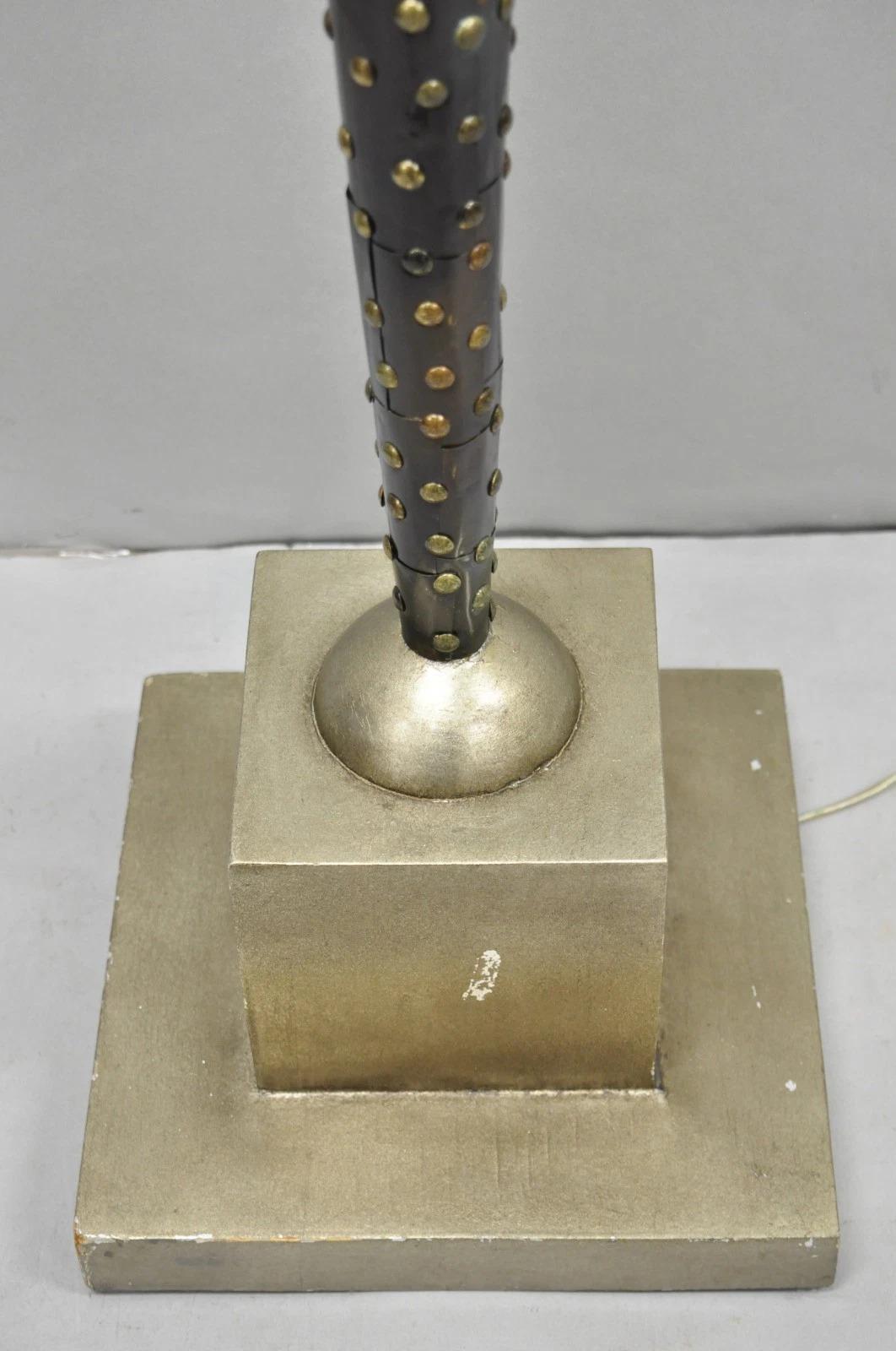 Vintage Leeazanne Lámpara de Pie Rascacielos Cónica de Metal Estilo Art Decó Postmoderno en venta 3