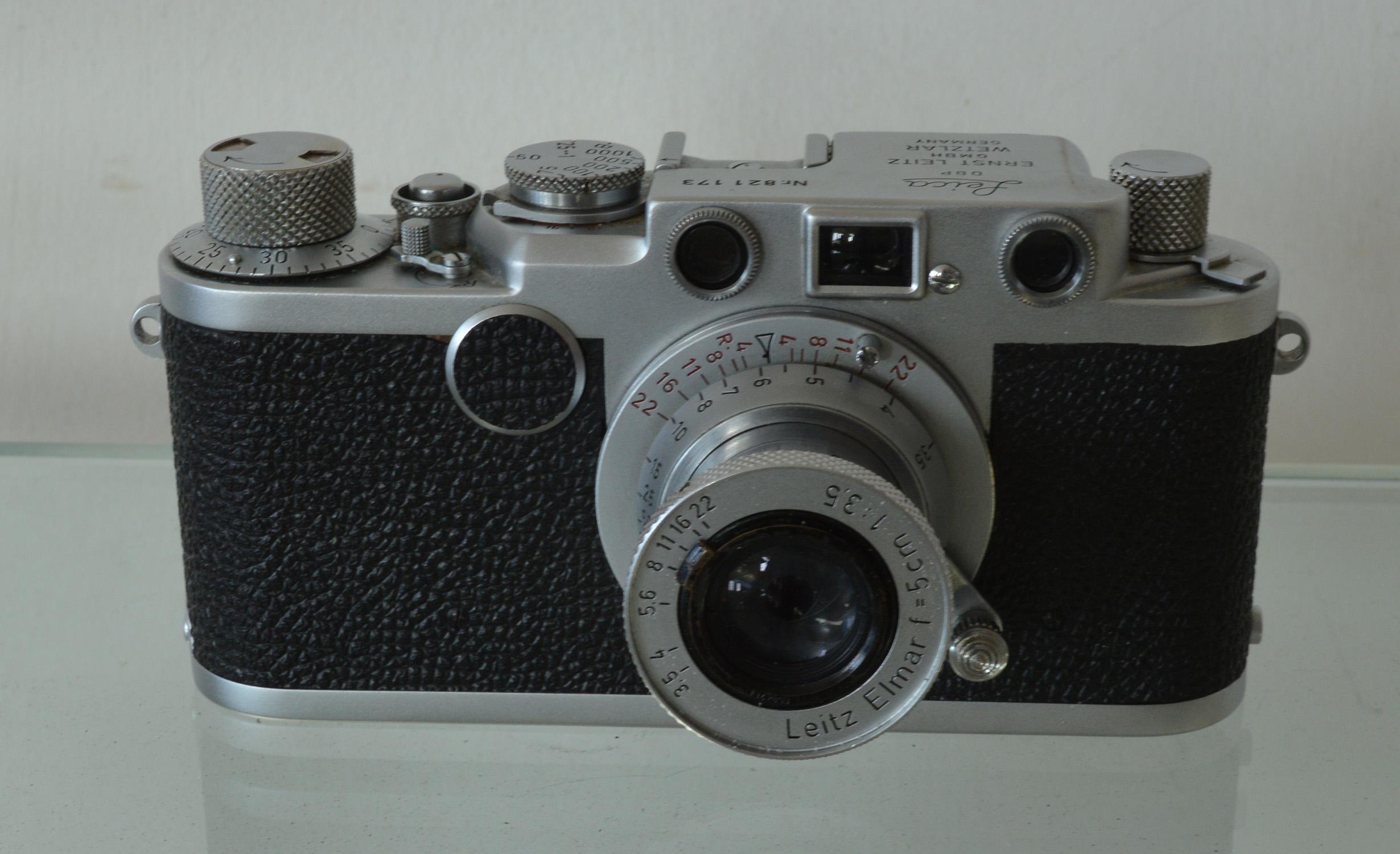 Leica iif 35mm camera. In production from 1951 to 1956.

With the Leitz Elmar lens.

With the original leather case.

Great condition.

Please note we offer FREE SHIPPING.