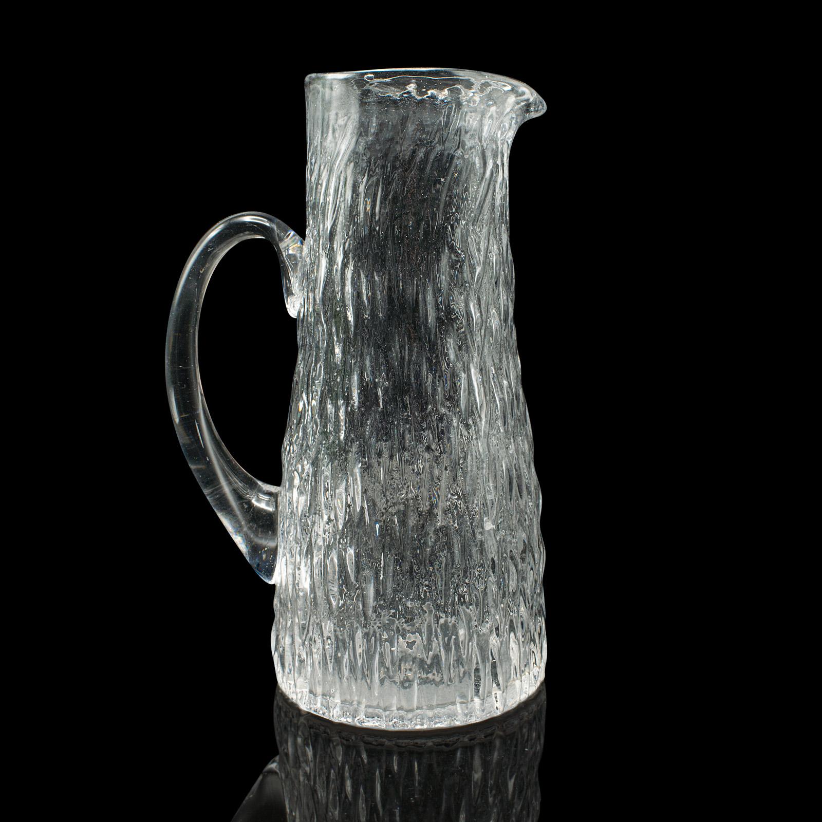 
Il s'agit d'une cruche à limonade vintage. Un pichet anglais en verre d'art, datant du milieu du 20e siècle, vers 1960.

Servez une boisson rafraîchissante dans ce charmant pichet
Présente une patine vieillie souhaitable sur toute sa surface.
Verre