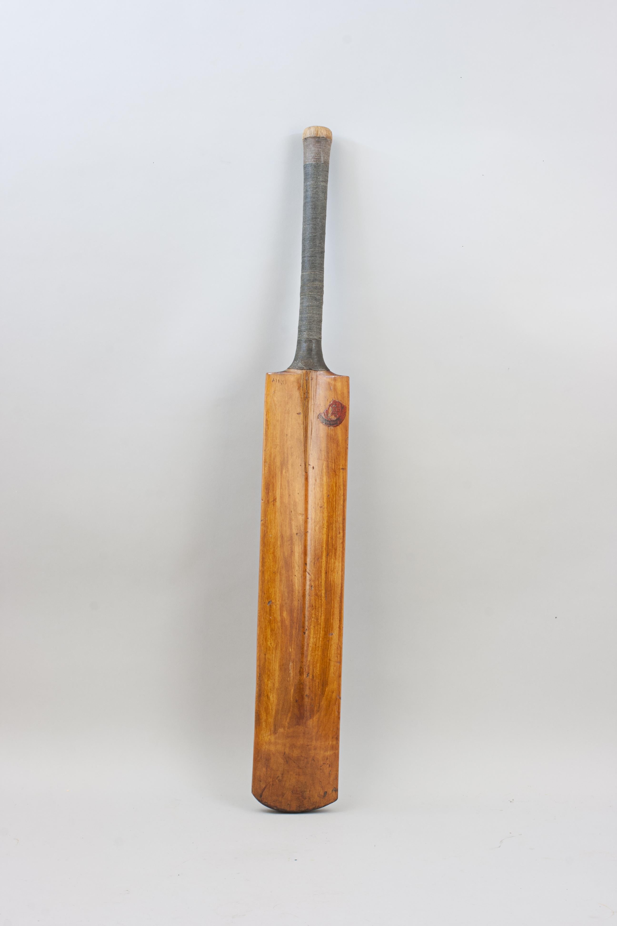 Bate de críquet vintage Gradidge, Len Hutton.
Un bate de cricket de sauce con buen color y empuñadura encordada fabricado por Gradidge. La inscripción de los dos hombros reza 