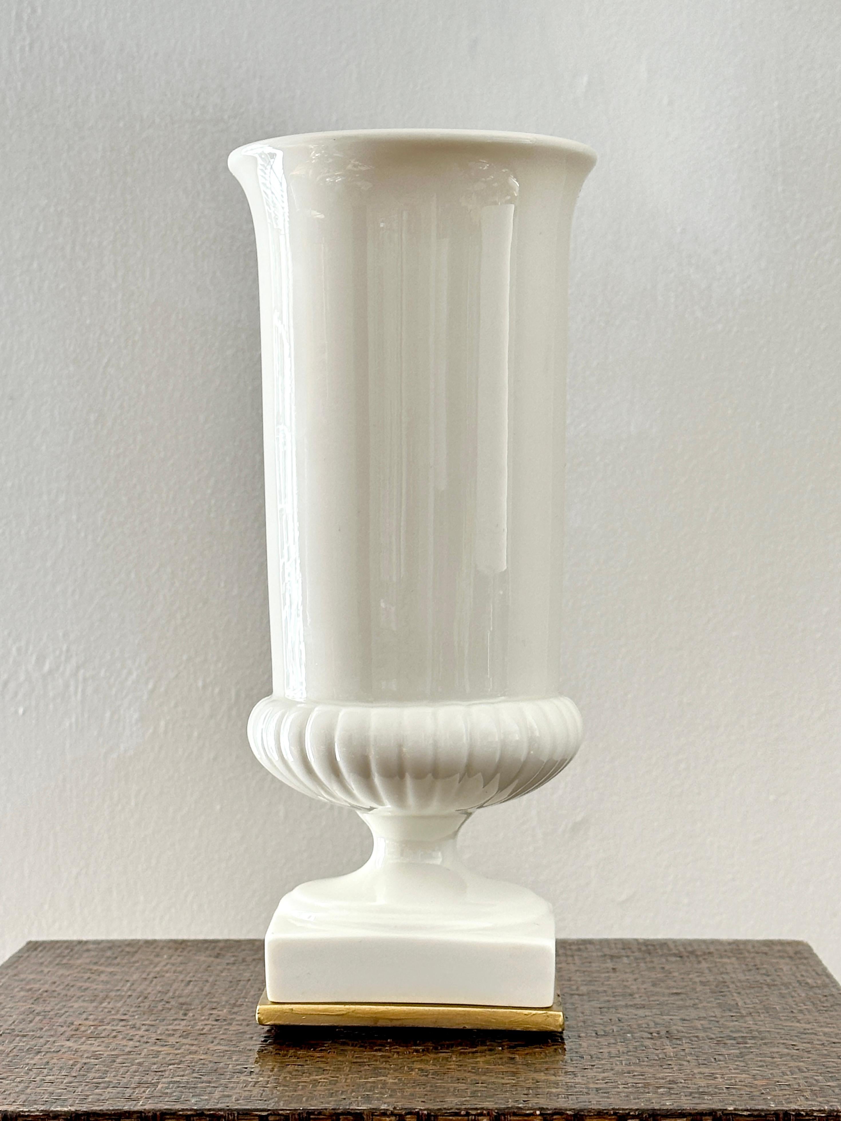 Torchère o lampada da camino in porcellana e metallo placcato Lenox d'epoca. La lampada è stata pulita a fondo e ricablata con una nuova presa, un interruttore, un cavo intrecciato e una spina. La lampada è accompagnata da una lampadina. La lampada