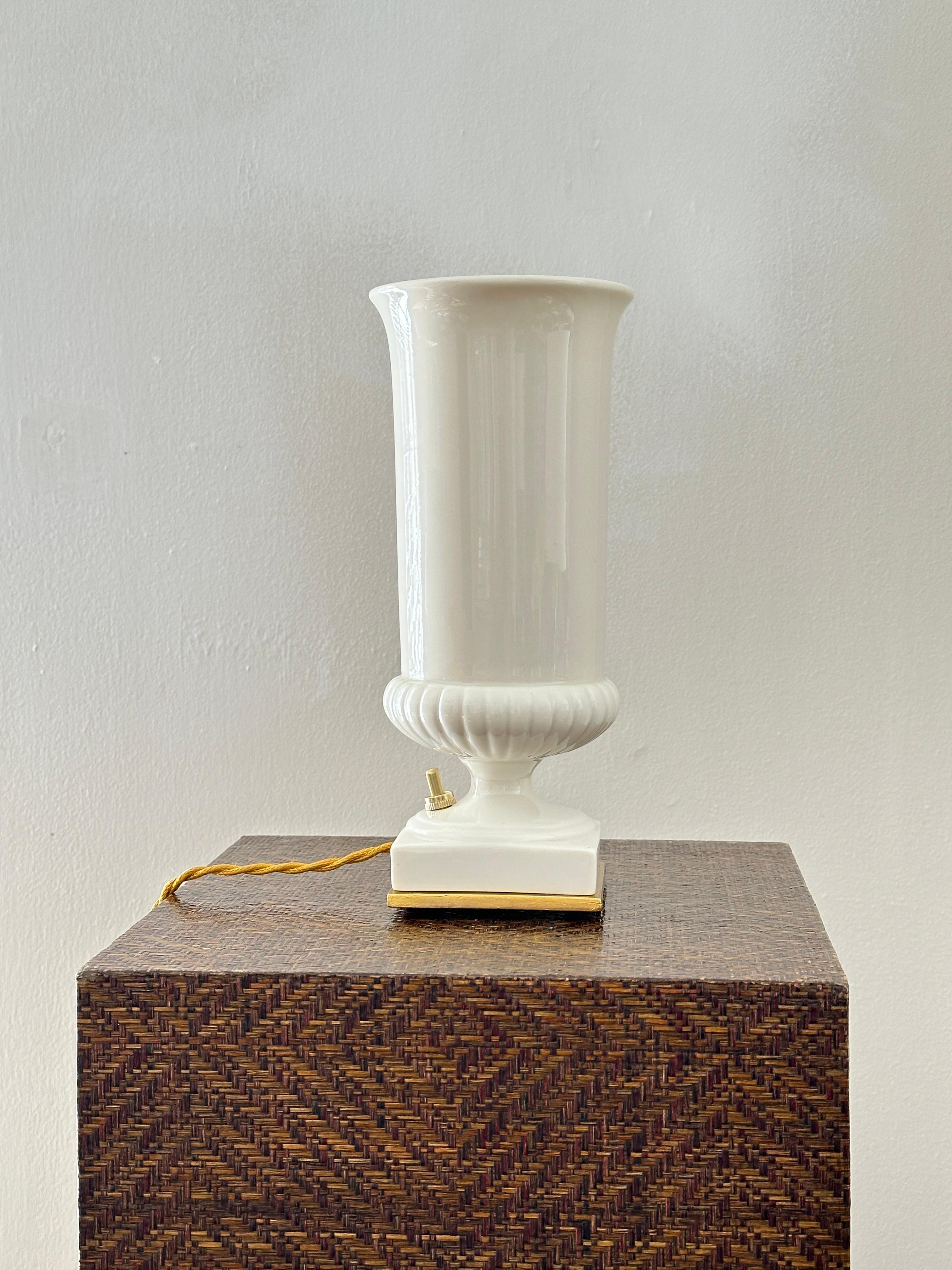 Fatto a mano Lampada da camino in porcellana bianca d'epoca Lenox in stile classico in vendita