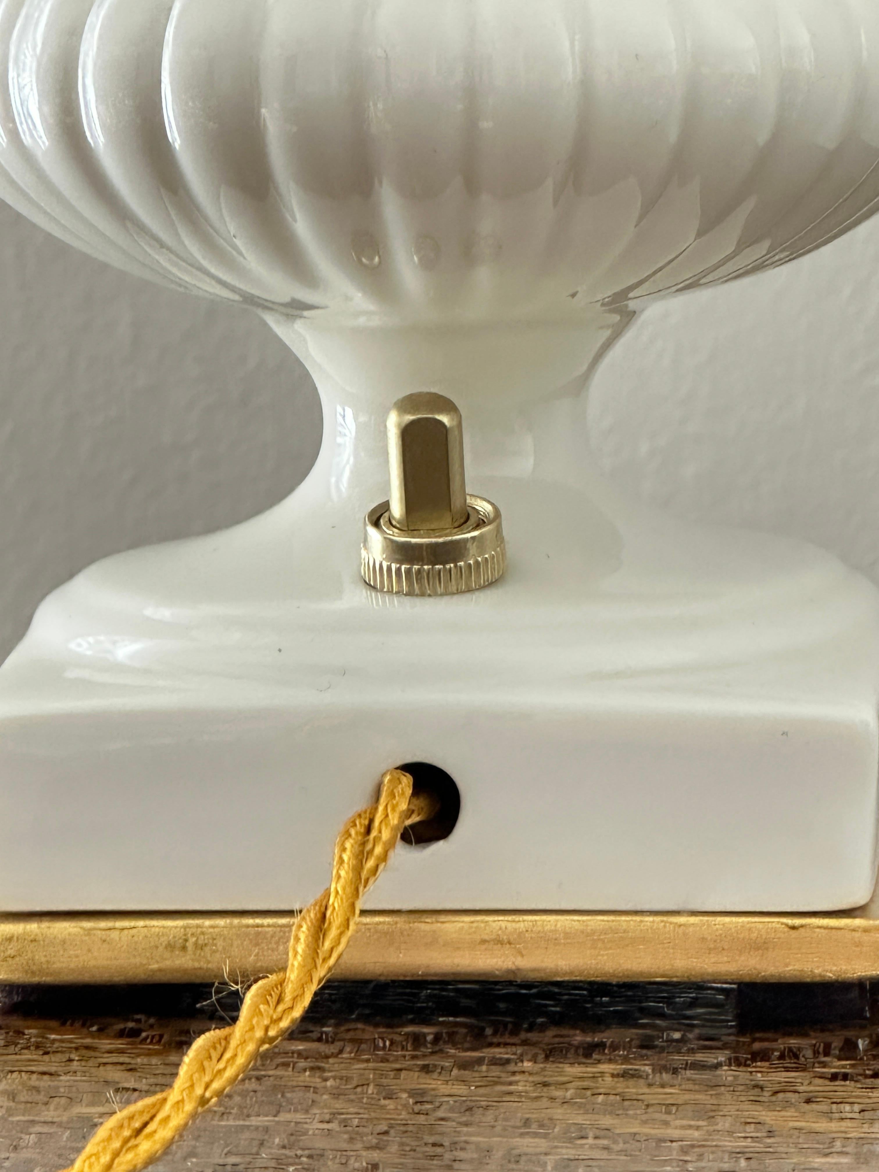 Metallo Lampada da camino in porcellana bianca d'epoca Lenox in stile classico in vendita