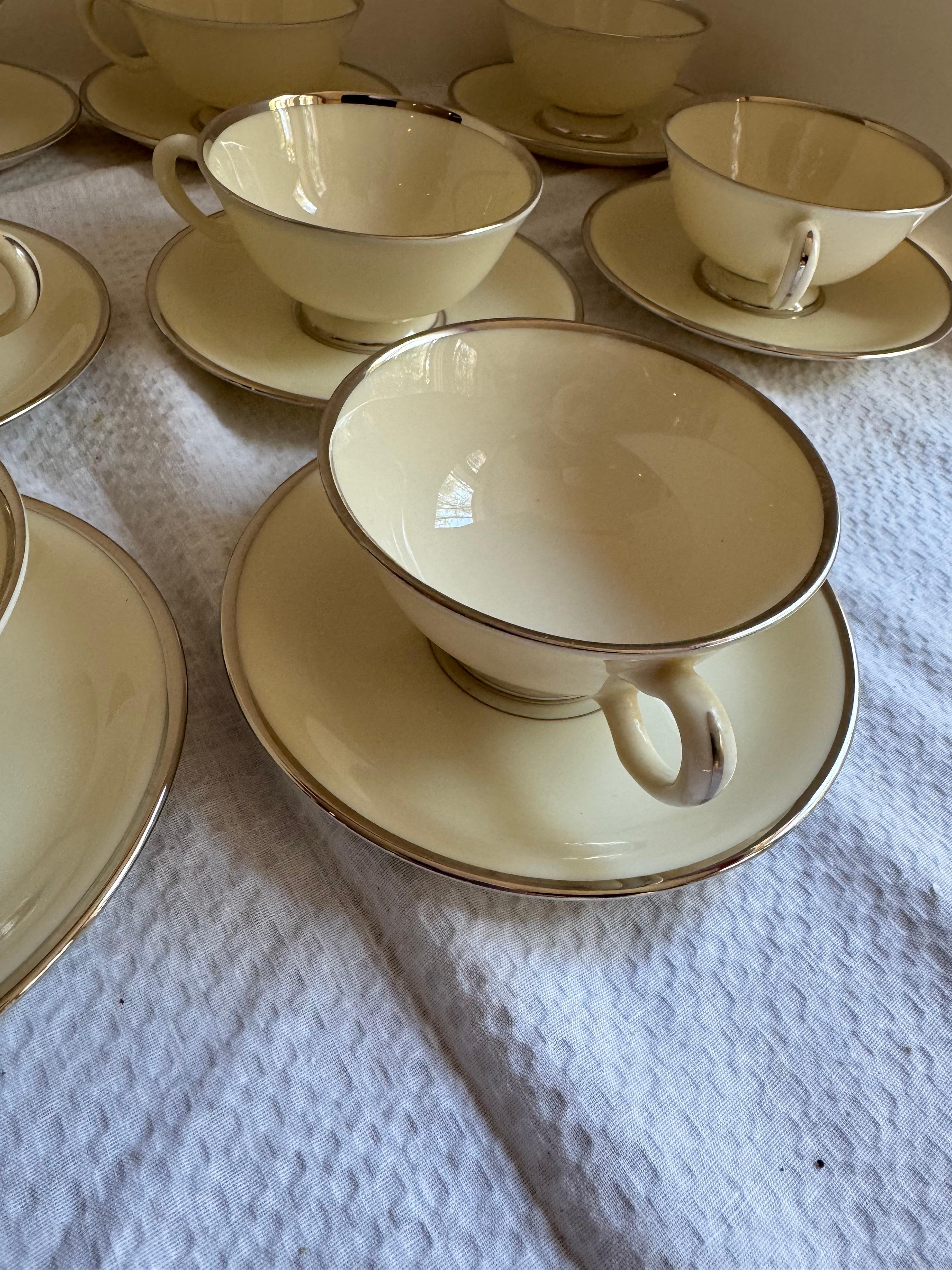 
Aus Vorbesitz. Gorgeous Lenox Montclair Teetasse & Untertasse Set von 10 , 20 Stück: Presidential, Standard, Elfenbein Farbe Platinum Trim...               Status des Musters: Abgekündigt. Aktuell: 1949 - 2004... In ausgezeichnetem Zustand, sehen