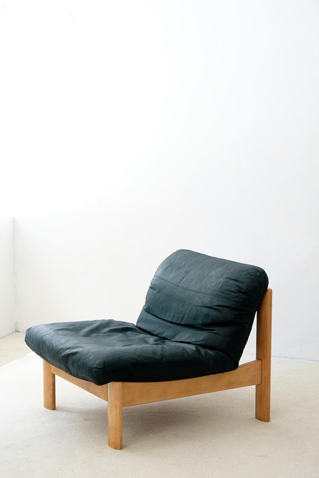 A total of six vintage Leolux lounge chairs are now available from the 1970s. Crafted from premium wood and repainted to a lively dark green , these chairs epitomize comfort with their fluffy and soft design, making it an ideal addition to any