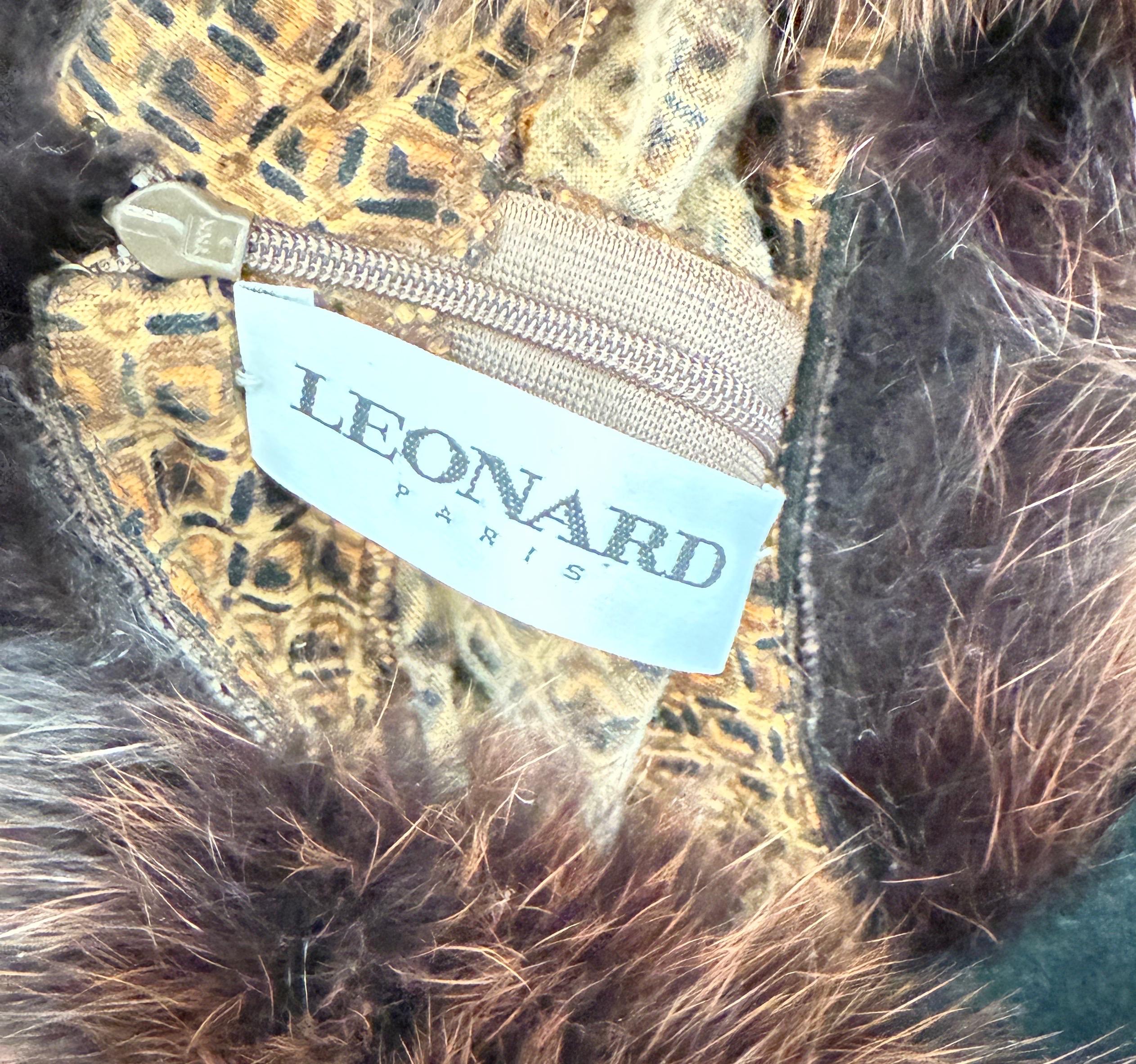 Elegante maglione vintage Leonard of Paris anni '90 con stampa animalier e coccodrillo! Presenta le caratteristiche più morbide,  La più lussuosa pelliccia di volpe intorno al colletto. Colori caldi come il marrone, l'arancio ruggine e il bianco.