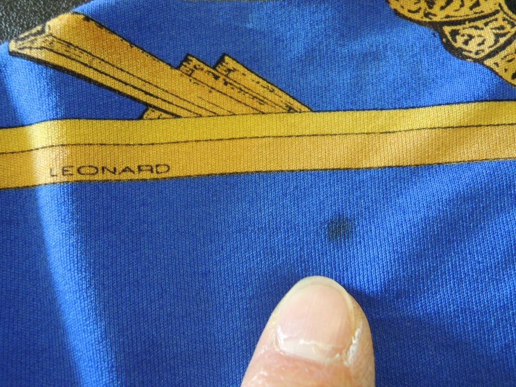 Vintage Leonard of Paris Vestido cruzado con cinturón de mikado de jersey de seda con motivos de joyas en venta 4