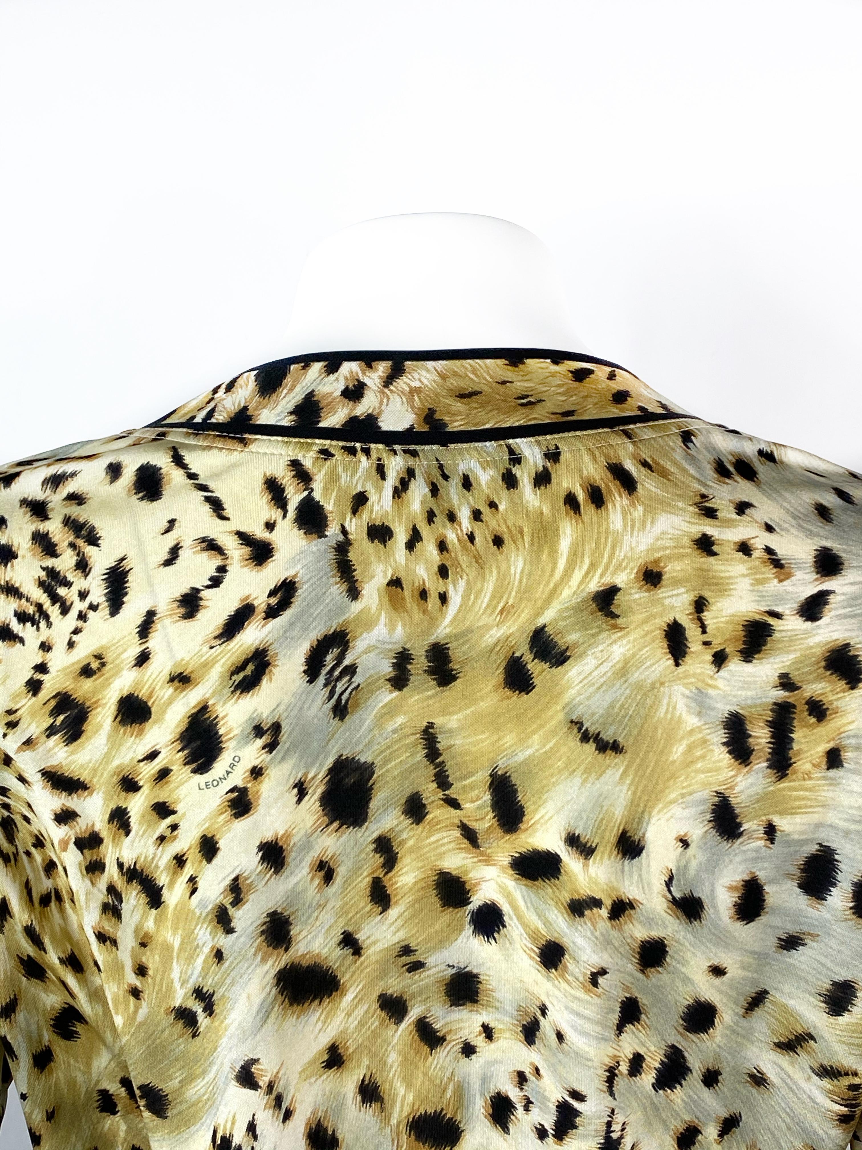 Vintage LEONARD Paris Silk Leopard V Neck Long Sleeve Top Size 38 In Excellent Condition In Beverly Hills, CA