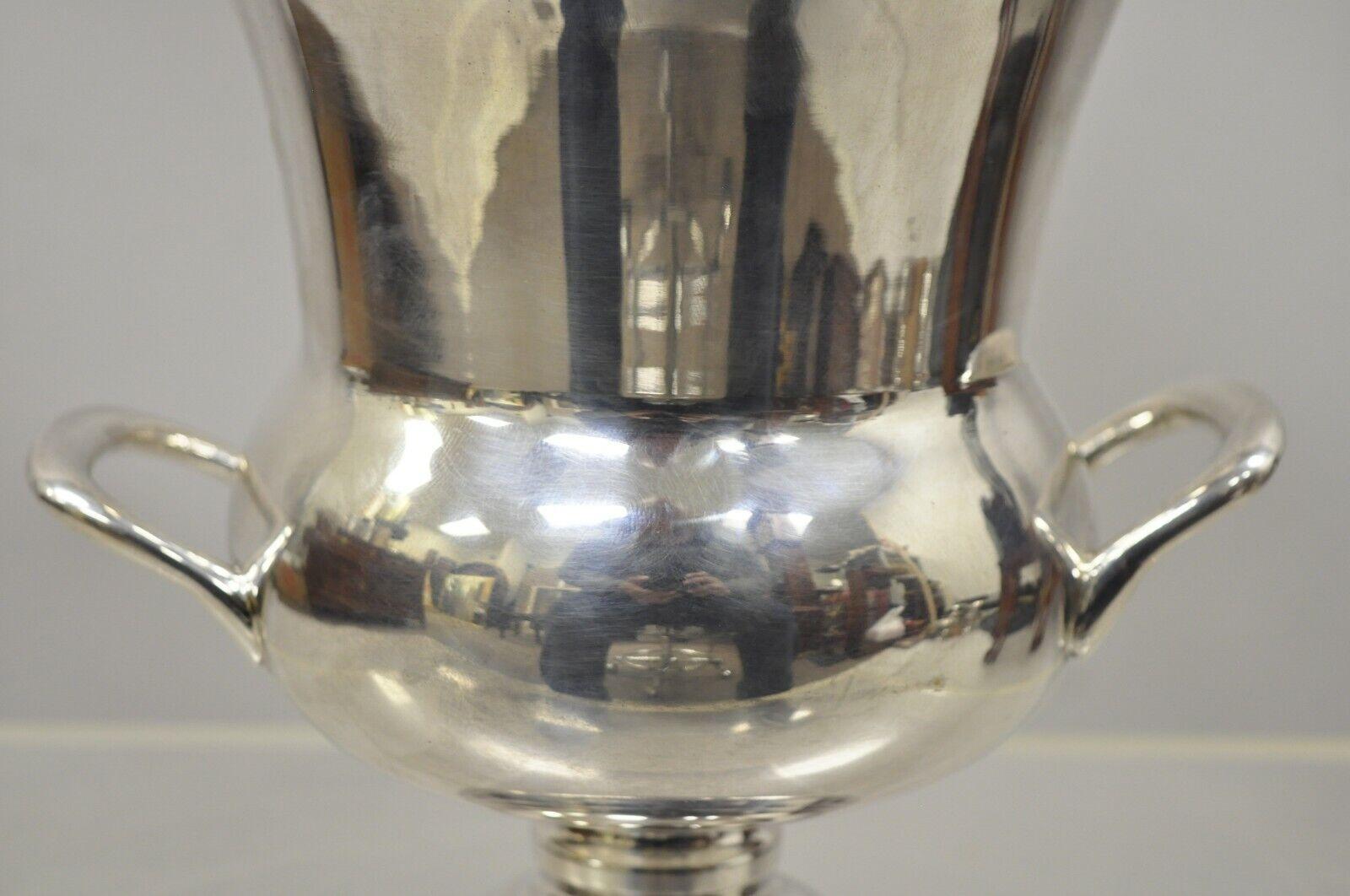 Regency Paire de coupes Trophée en argent plaqué Leonard, seau à glace, refroidisseur de champagne en vente