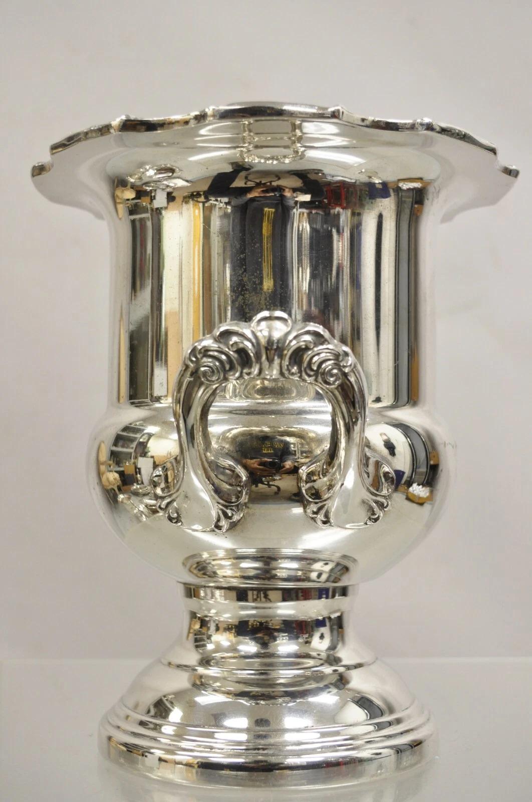 Vintage By Leonard Victorian Silver Plated Trophy Cup Champagne Chiller Ice Bucket. Circa metà del XX secolo. Misure: 10