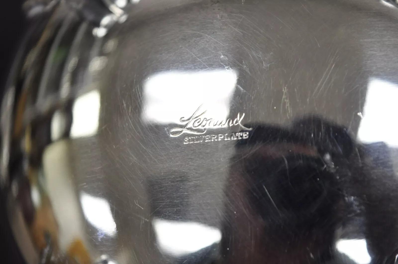 Jarra de agua con pie vintage Leonard de estilo victoriano bañada en plata bulbosa en venta 2