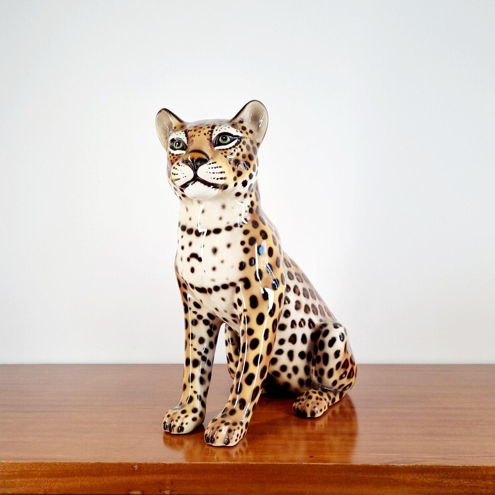 Large vintage leopard sculpture.
Exceptionaly beautiful piece with wonderful realistic details. Made in Italy in the 70s. In excelent condition. No signs of use and age.

Classic italian design