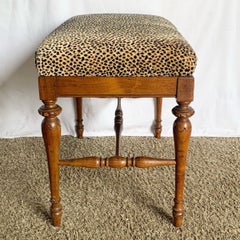 Banc bas vintage en bois et tissu léopard