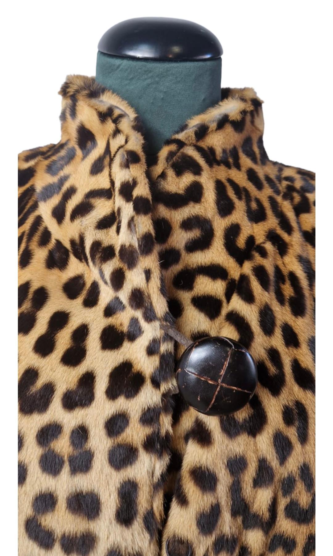 Vintage leopard fur. Button closure on the neckline. Sale allowed only in Europe. Shoulders 40 cm, length 111 cm, sleeves 60 cm and breast 46 cm. In very good condition.