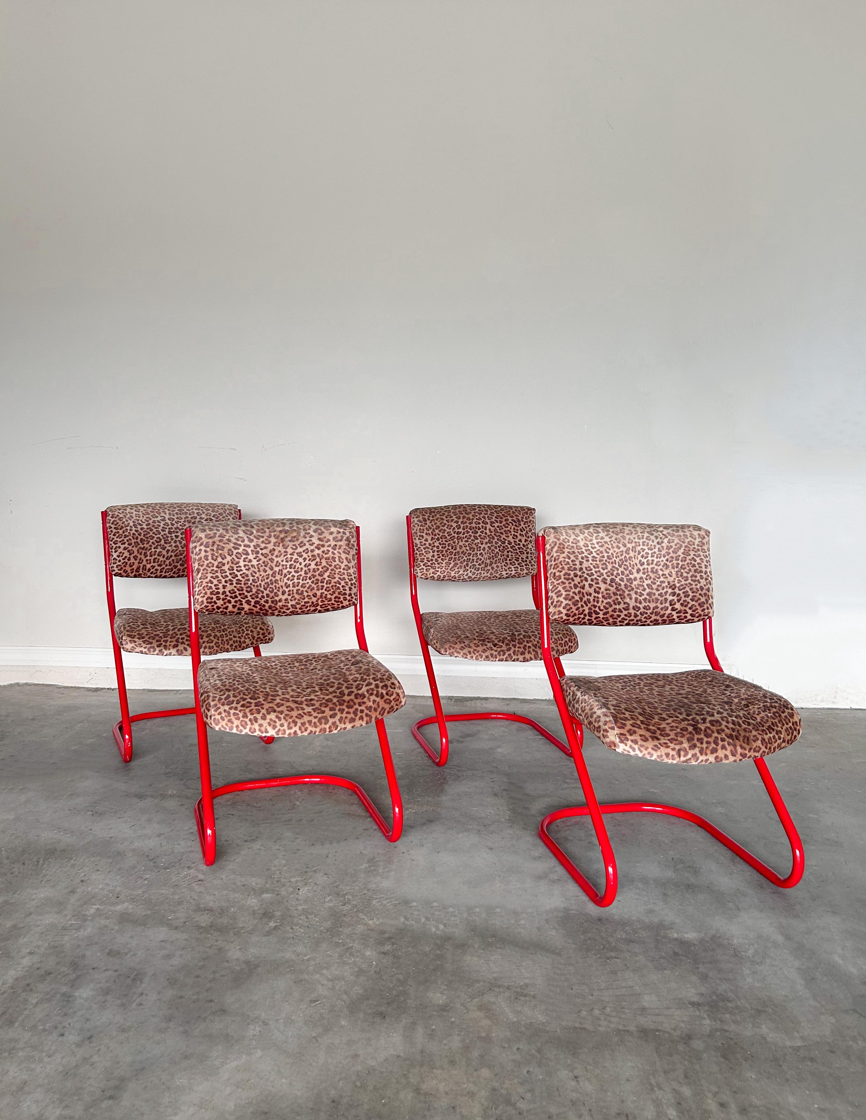 Vintage Leopard Print Esszimmerstühle Rot - Satz von 4 (Art déco) im Angebot