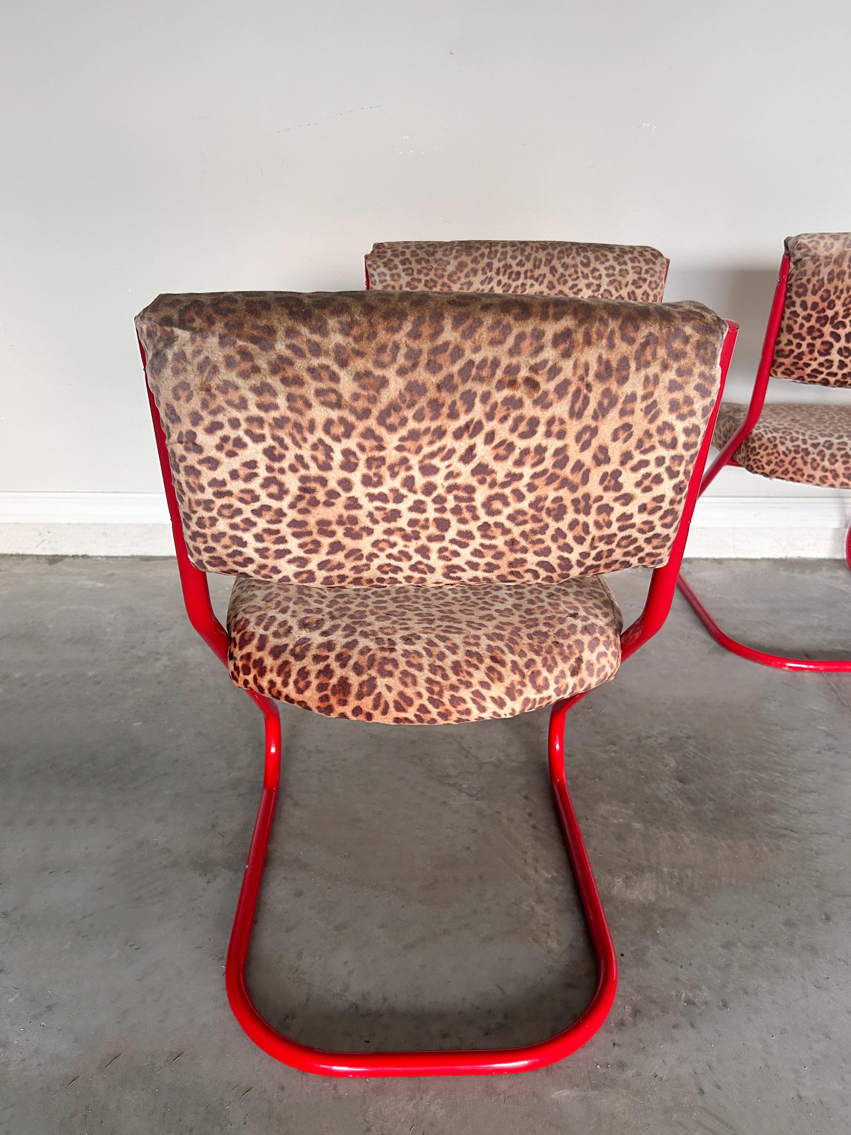 Vintage Leopard Print Esszimmerstühle Rot - Satz von 4 (amerikanisch) im Angebot