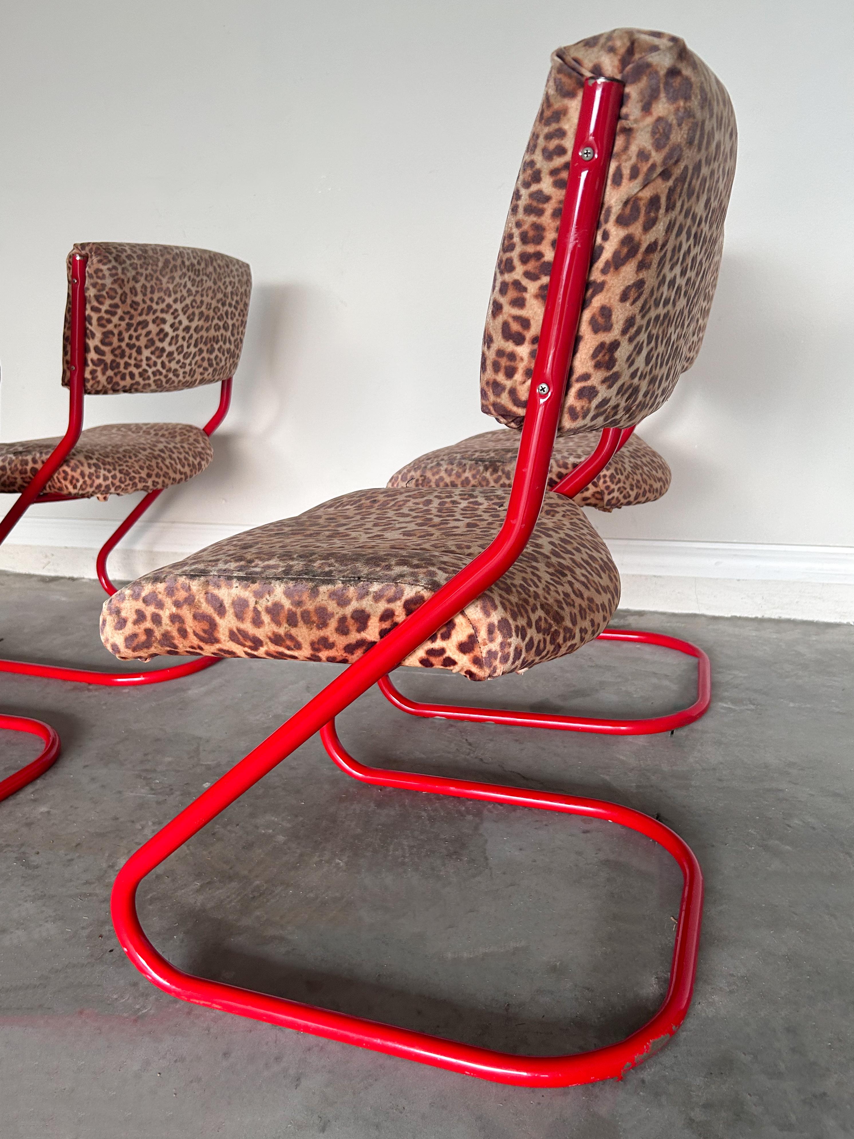 Vintage Leopard Print Esszimmerstühle Rot - Satz von 4 im Zustand „Gut“ im Angebot in Saint Petersburg, FL