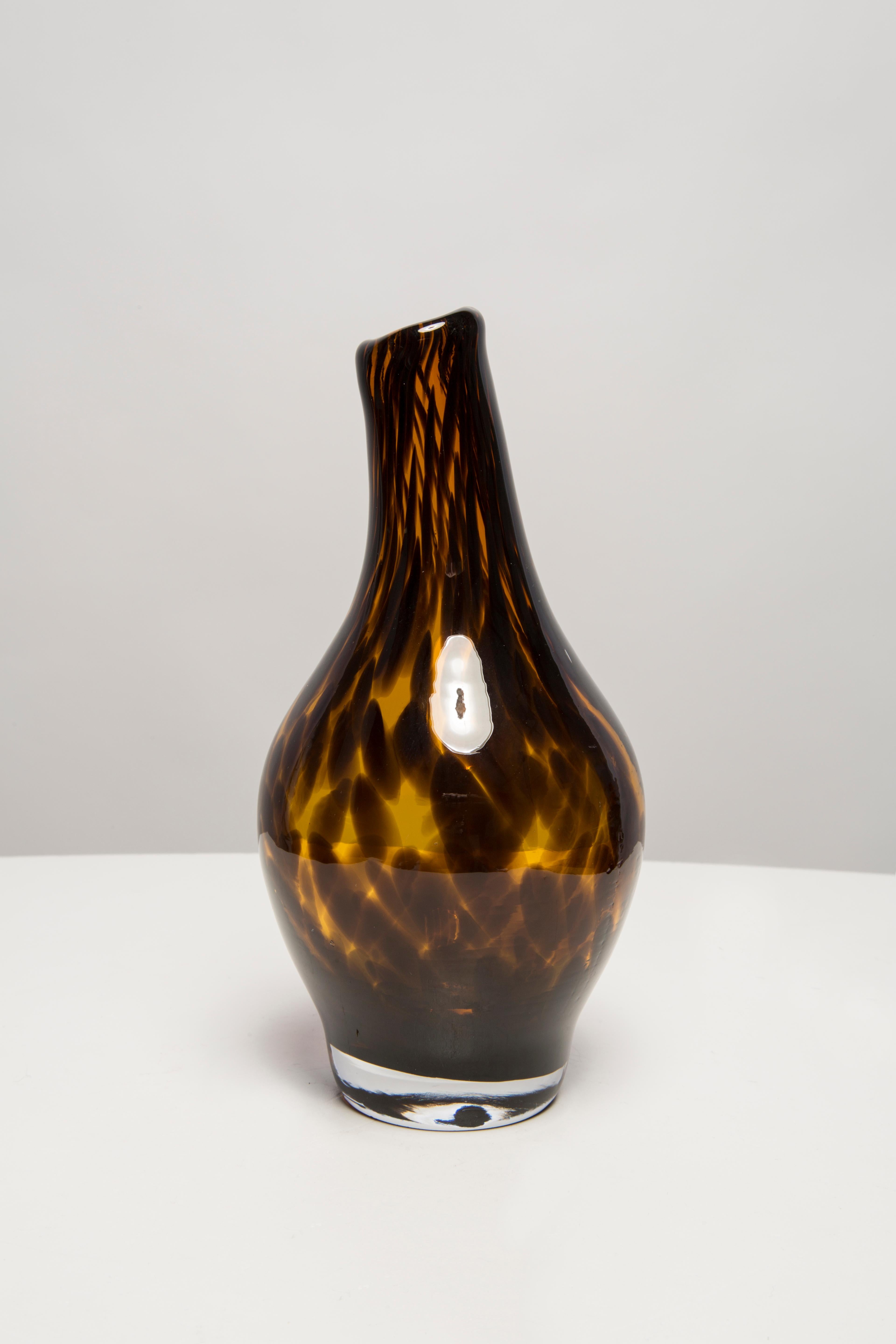 Verre Petit vase vintage en léopard de couleur Brown, 20e siècle, Europe, années 1960 en vente