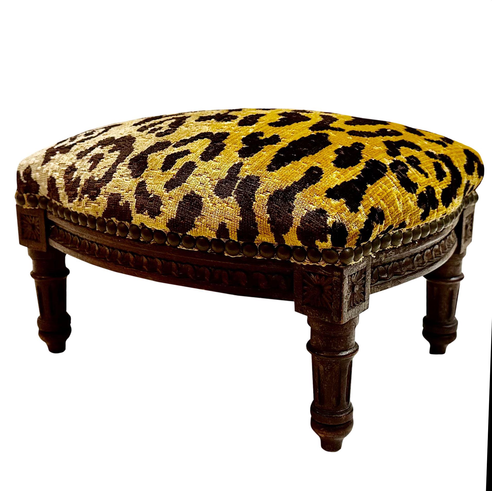 Vintage Leopard Velvet French Stool In Good Condition For Sale In Tampa, FL
