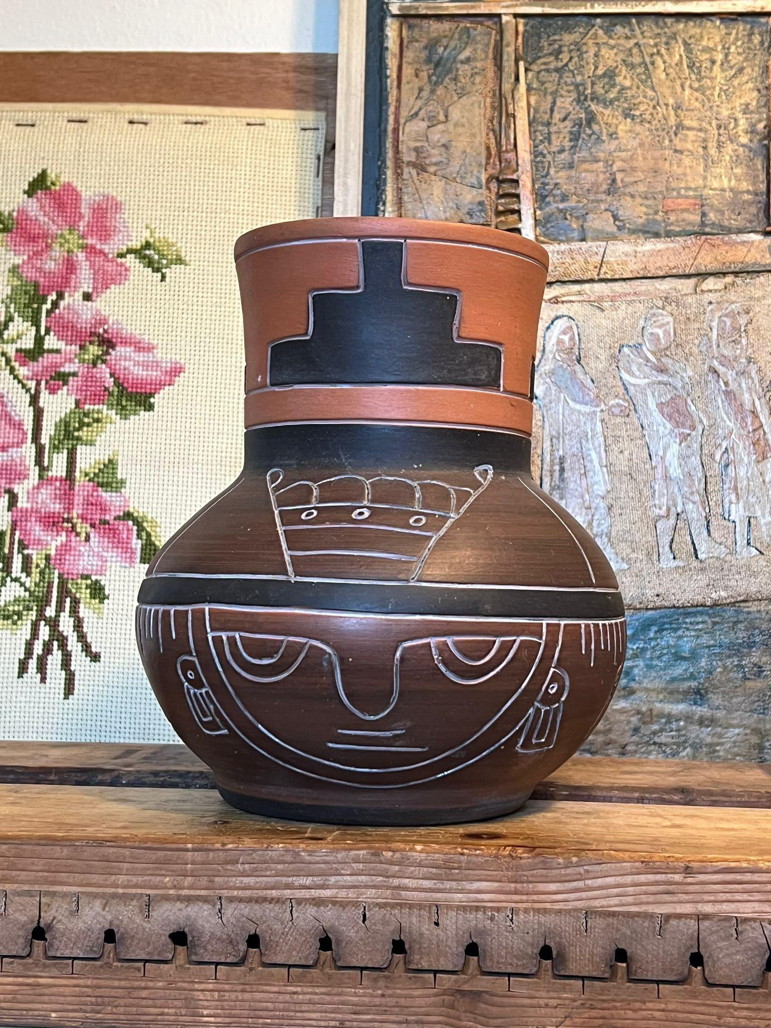 Cette poterie vintage aztèque maya en argile rouge est signée et confirmée comme étant Leopolde de Mexico. Il s'agit d'un vase ou d'une cruche d'art populaire. Condition Vintage comme illustré. L'annonce ne concerne que l'article décrit. Boîte