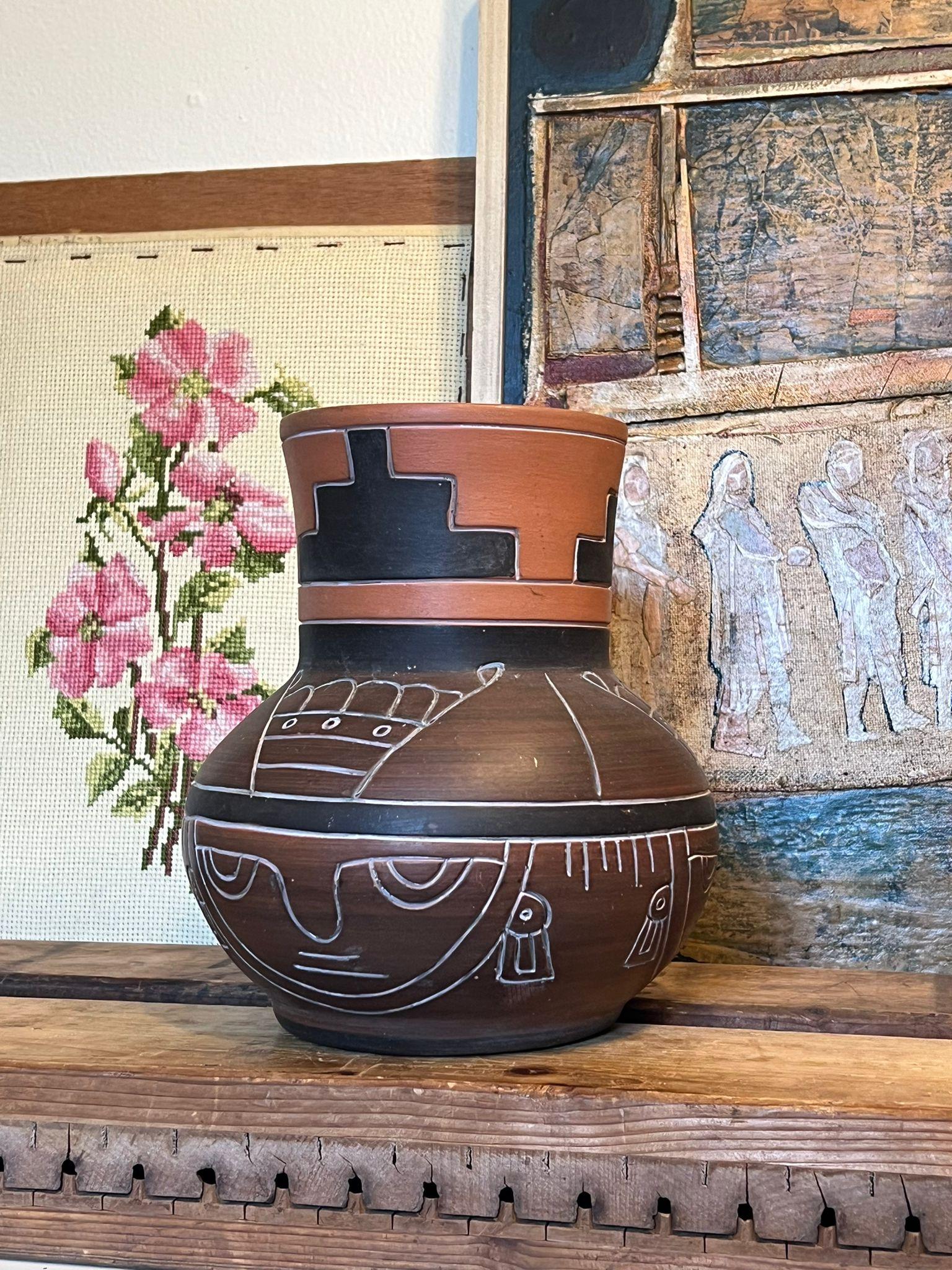 Artisanat Vase d'art populaire Leopoldo de Mexico Aztec Mayan rouge argile en vente