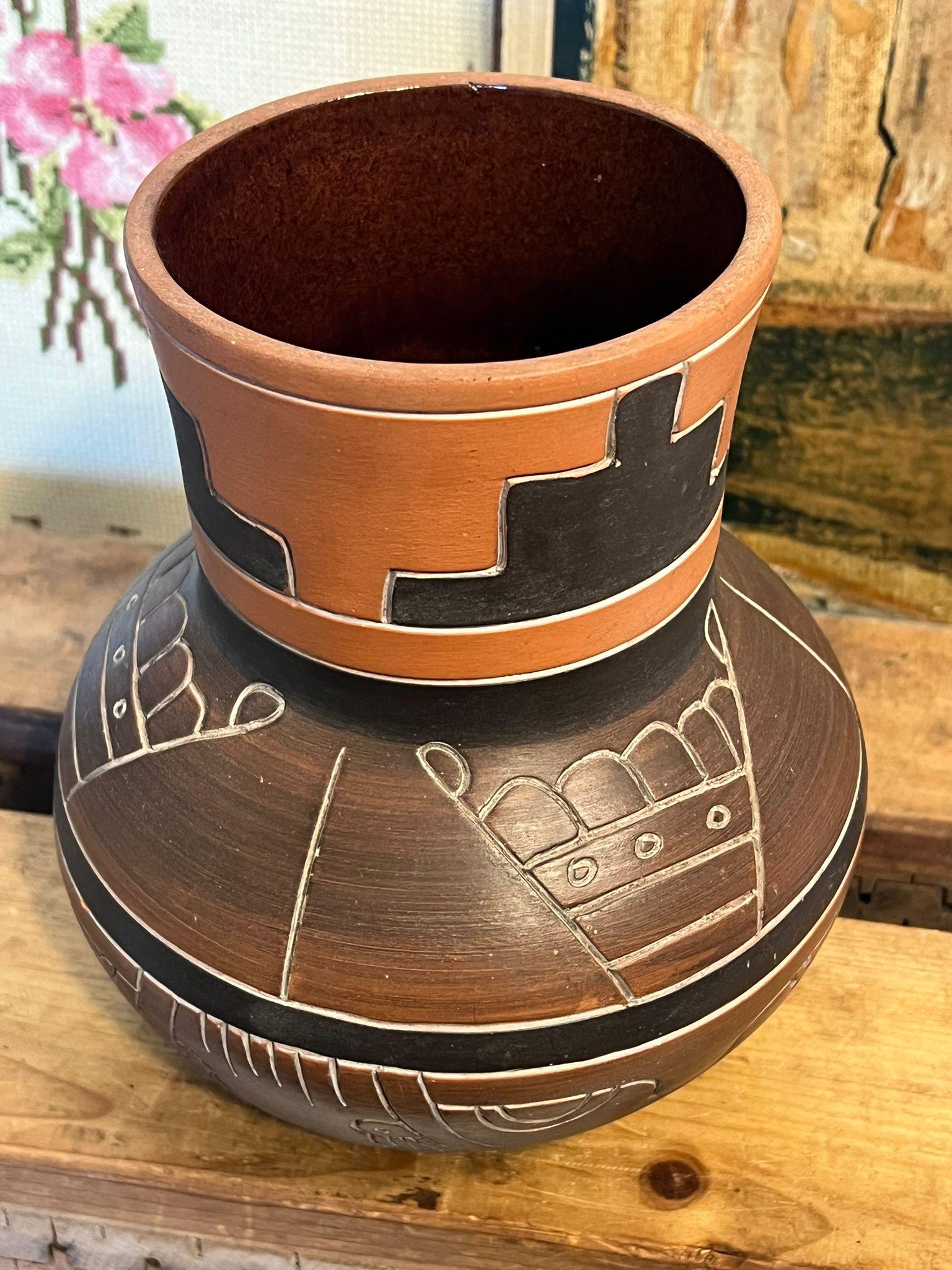 Vase d'art populaire Leopoldo de Mexico Aztec Mayan rouge argile Bon état - En vente à Seattle, WA