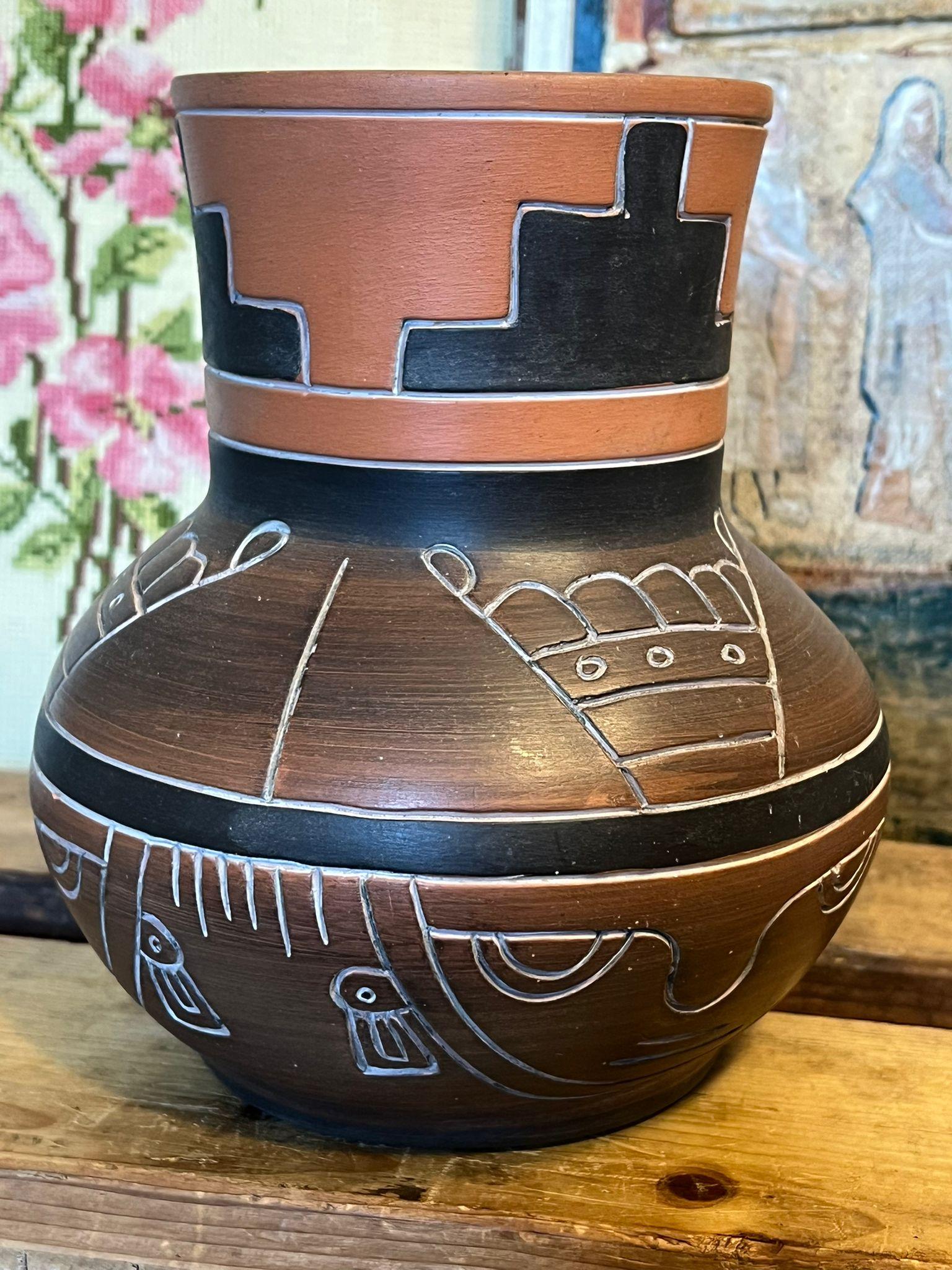 Vase d'art populaire Leopoldo de Mexico Aztec Mayan rouge argile en vente 1