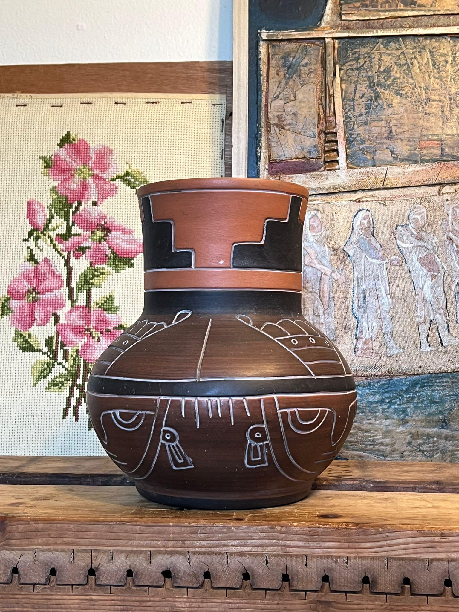 Vase d'art populaire Leopoldo de Mexico Aztec Mayan rouge argile en vente 2