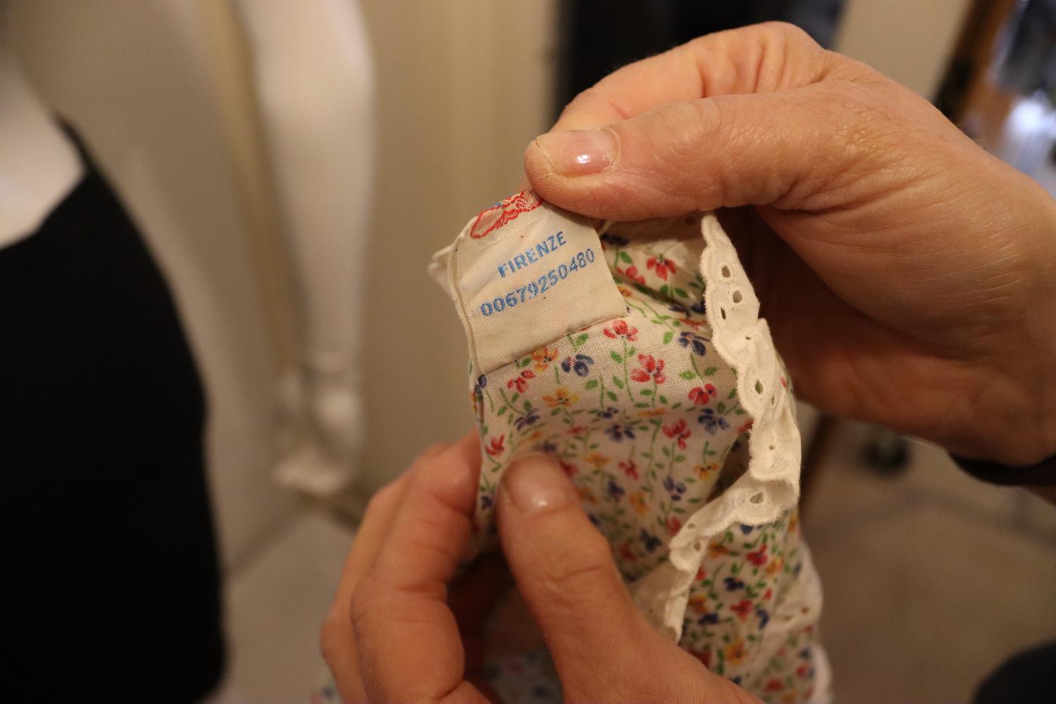 Vintage Les Amis , Firenze Floral Blouse with Broderie Anglaise Detail In Good Condition For Sale In London, GB