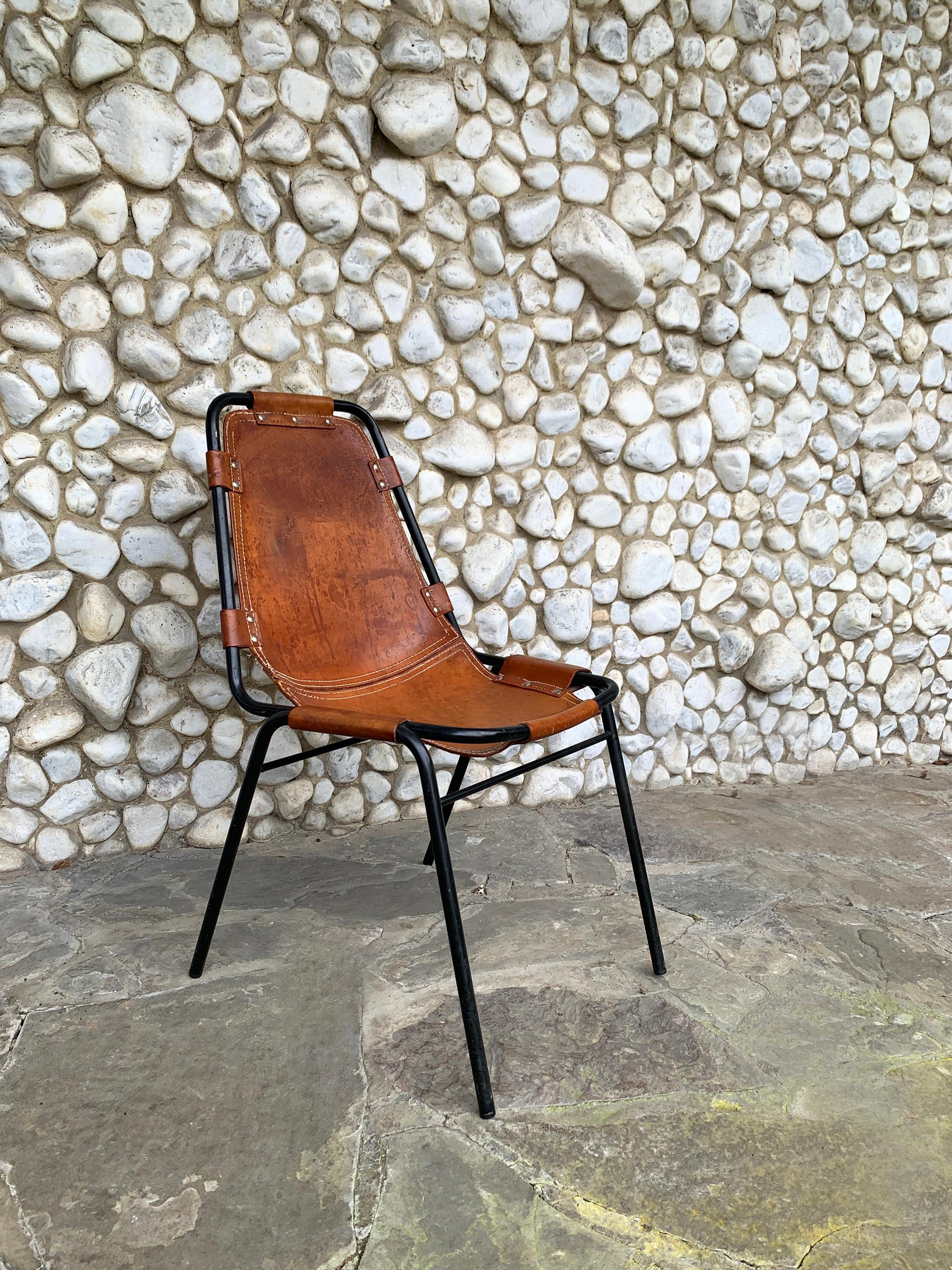 Mid-Century Modern Chaise de salle à manger Les Arcs sélectionnée par Charlotte Perriand en cuir patiné en vente