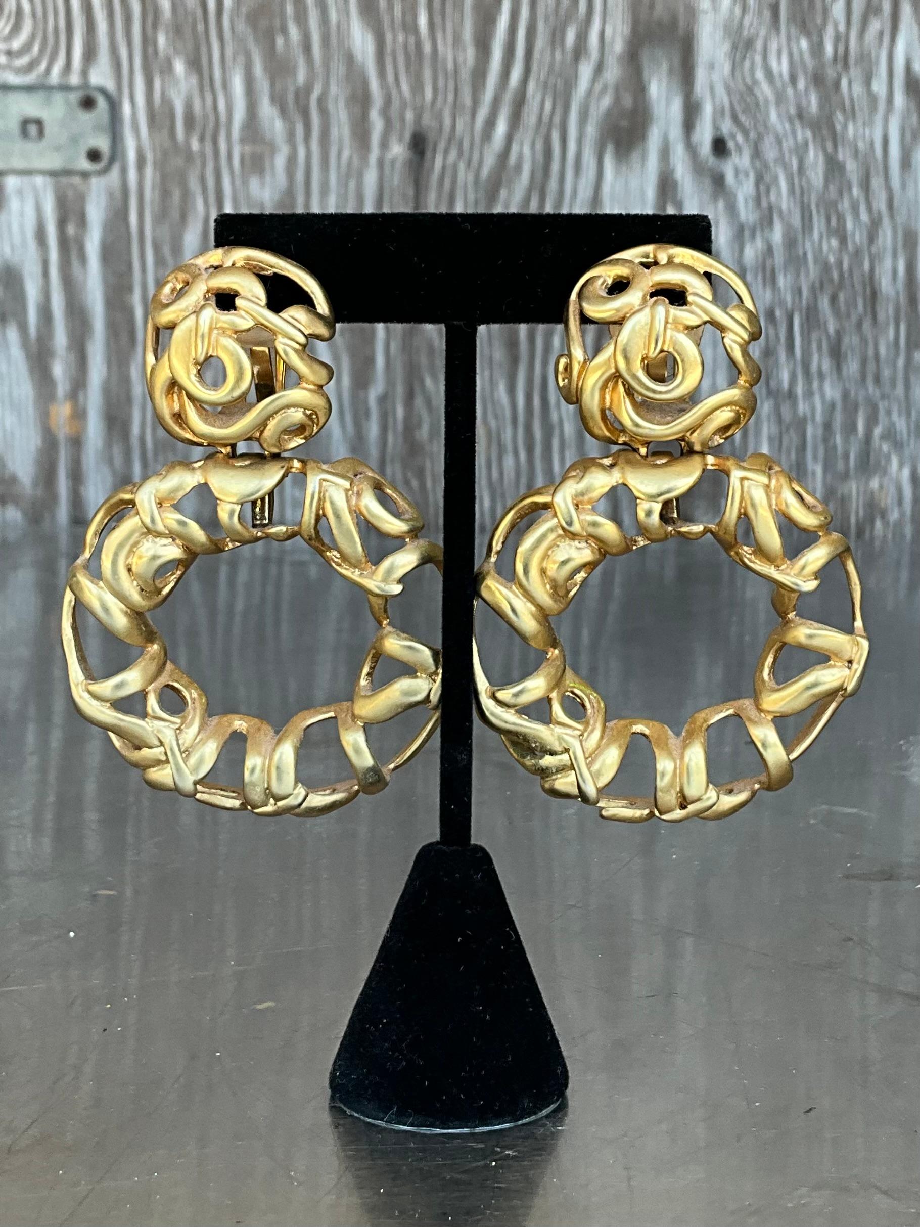 Questi orecchini a clip vintage Les Bernard in tonalità oro spazzolato sono uno splendido esempio di glamour di metà secolo e di design audace. Conosciuto per la sua bigiotteria di alta qualità, Les Bernard è stato un pioniere nella creazione di