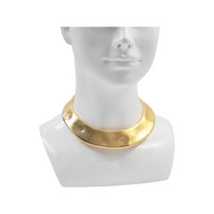Collana vintage Les Bernard rigida a girocollo color oro, anni ’80 circa