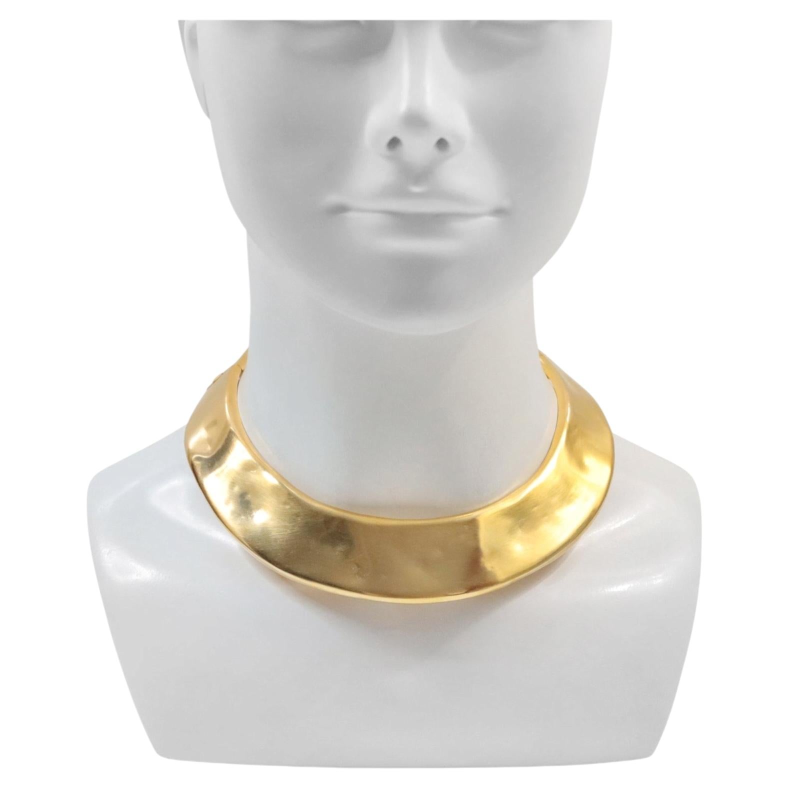 Collana vintage Les Bernard rigida a girocollo color oro, anni ’80 circa