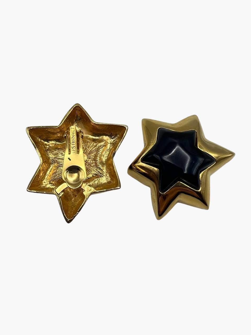 Vintage large clip-on earrings imitating stars by Les Bernard. 
Gold tone metal and black enamel. 
Signed. Made in USA. 
Period: 1980s
Diameter: 5cm

Condition: Very good. Light scratches through metal.

........Additional information ........

-