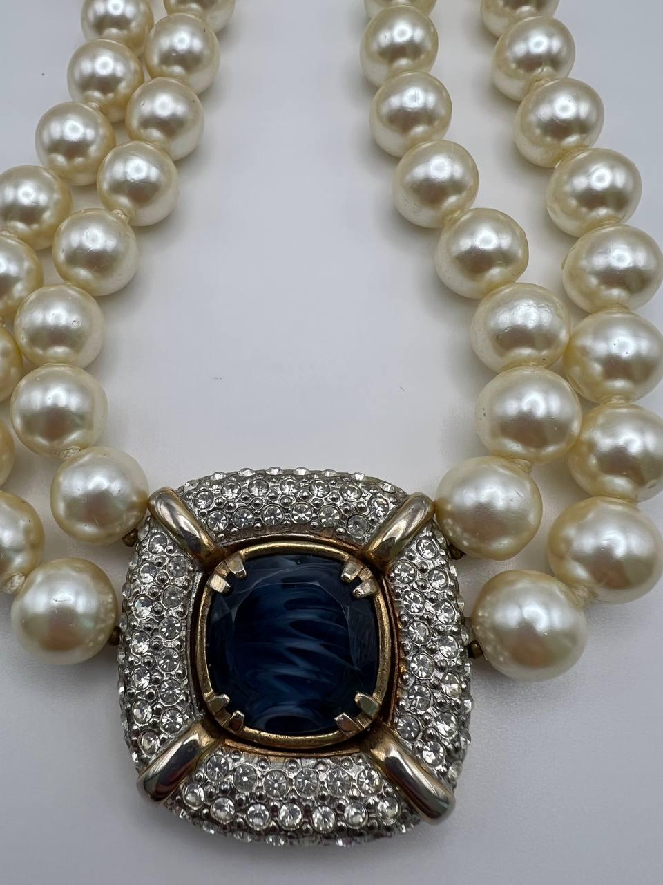 Vintage Les Bernard multi-strand faux pearl collar necklace centered with blue cabochon in rhinestone setting. 
Period: 1970s
Condition: very good. 

........Additional information ........

- Photo might be slightly different from actual item in