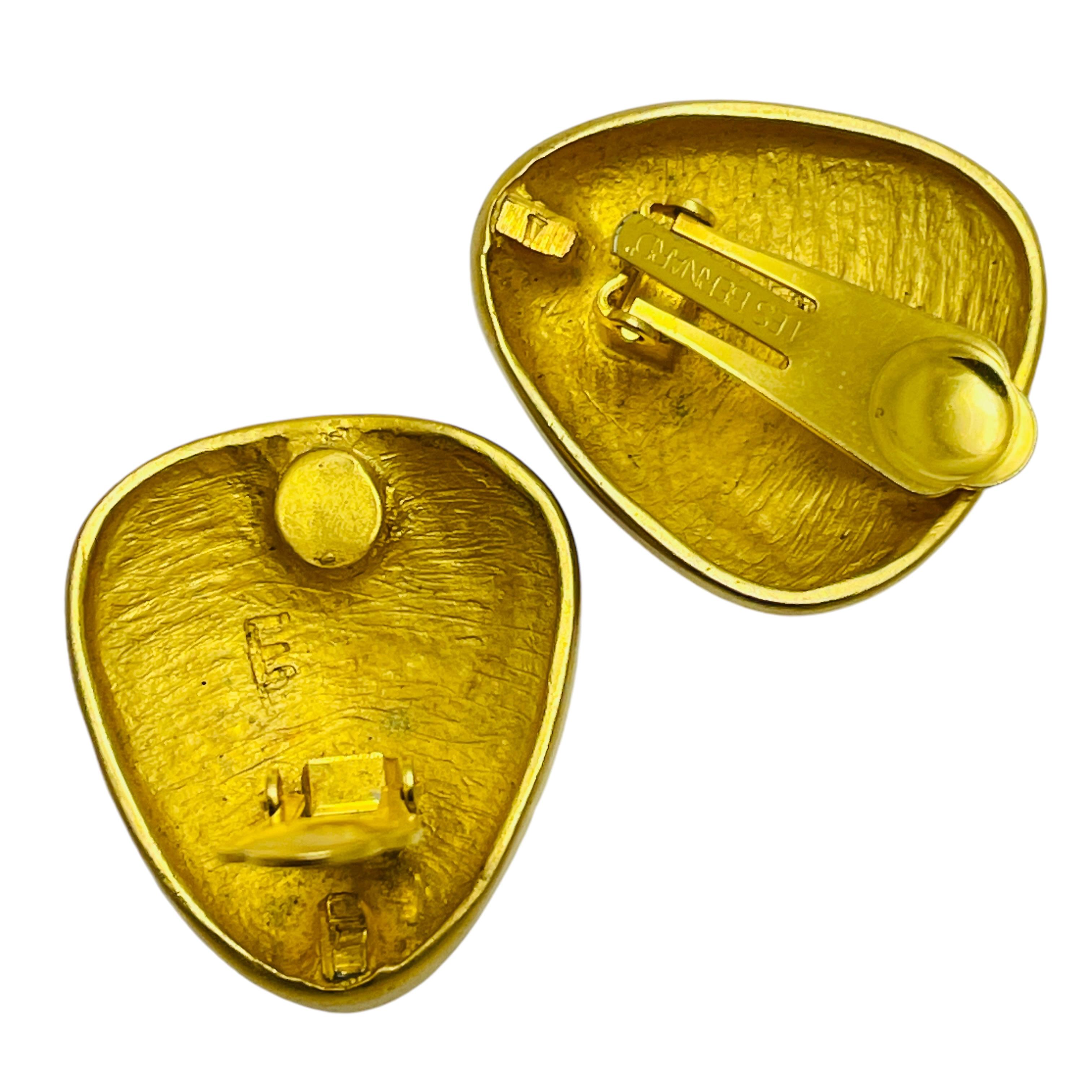 Vintage LES BERNARD signed matte gold tone massive designer clip on earrings In Good Condition For Sale In Palos Hills, IL