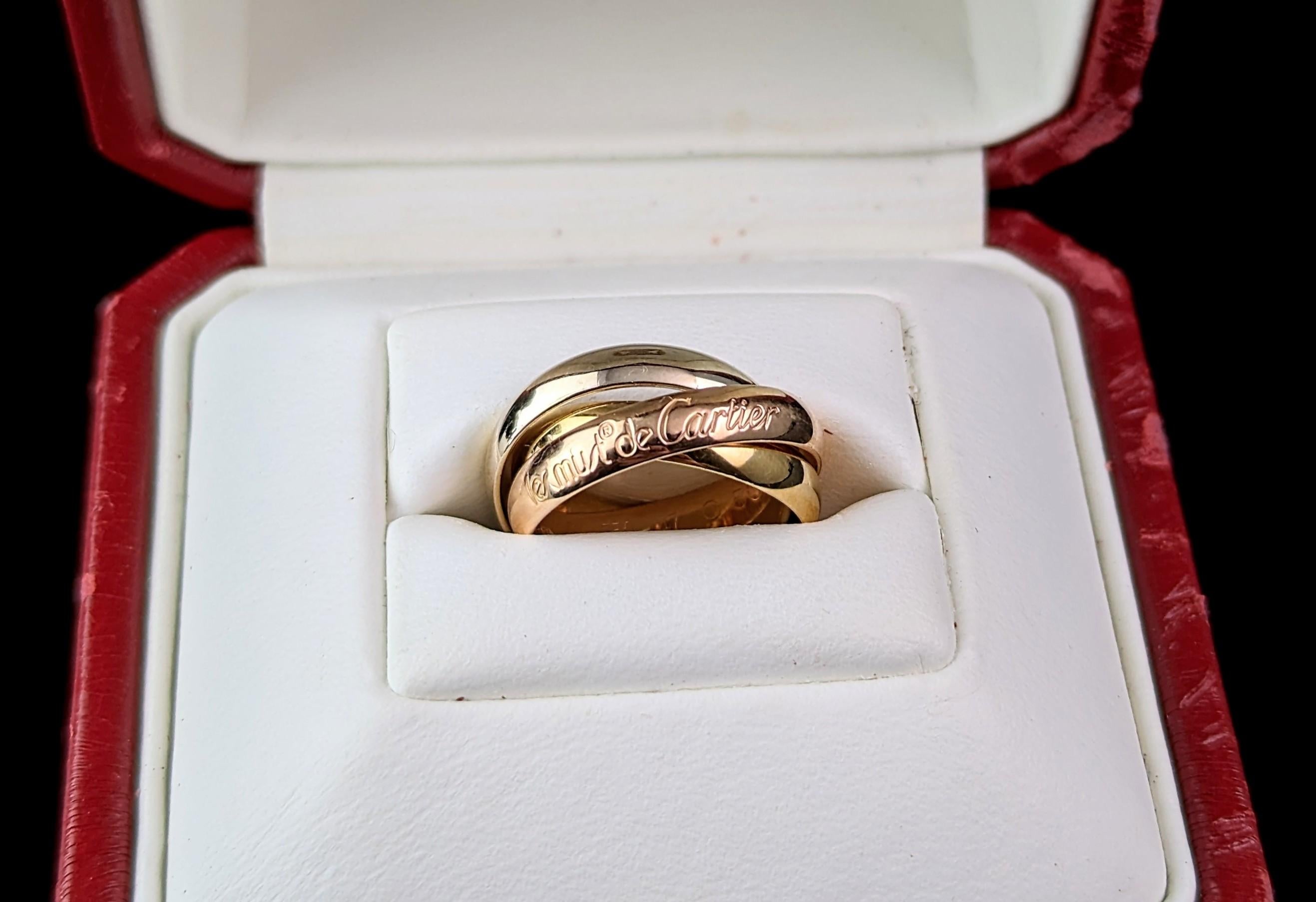 Vintage Les Must de Cartier Trinity band ring, 18k gold, Boxed  In Good Condition For Sale In NEWARK, GB