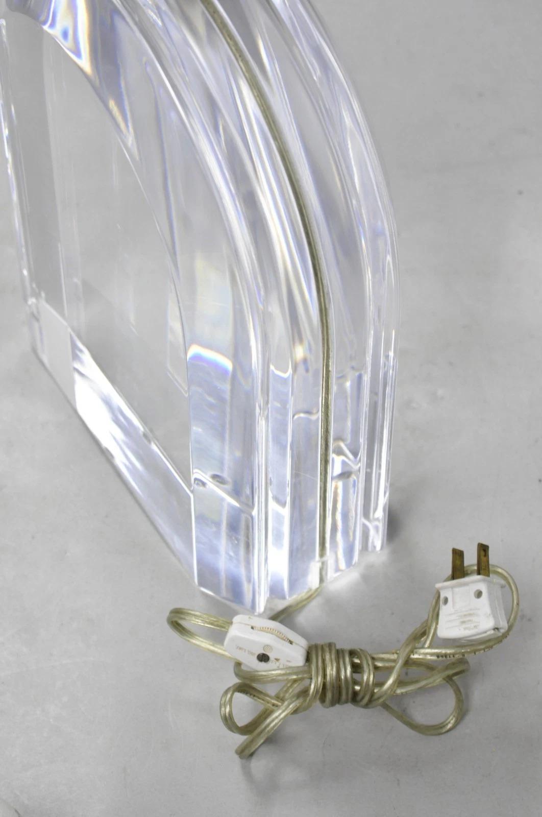 Lampada da tavolo Les Prismatiques d'epoca con arco a cascata in lucite pesante e cromo in vendita 4