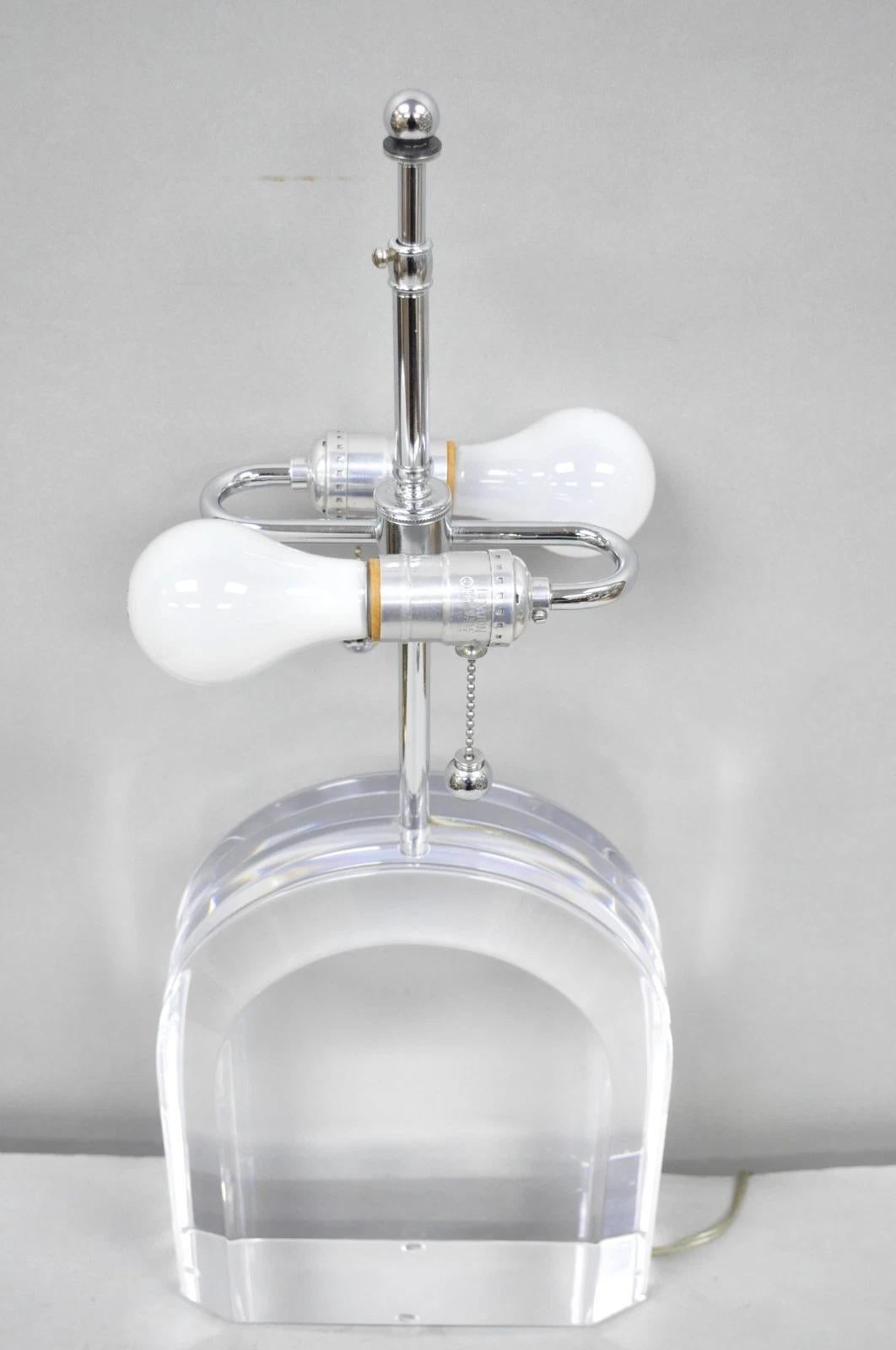 Lampada da tavolo Les Prismatiques d'epoca con arco a cascata in lucite pesante e cromo in vendita 5