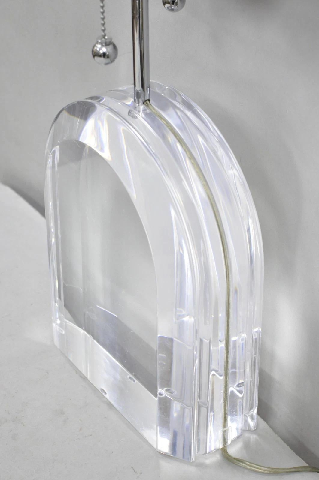 Lampada da tavolo Les Prismatiques d'epoca con arco a cascata in lucite pesante e cromo in vendita 7